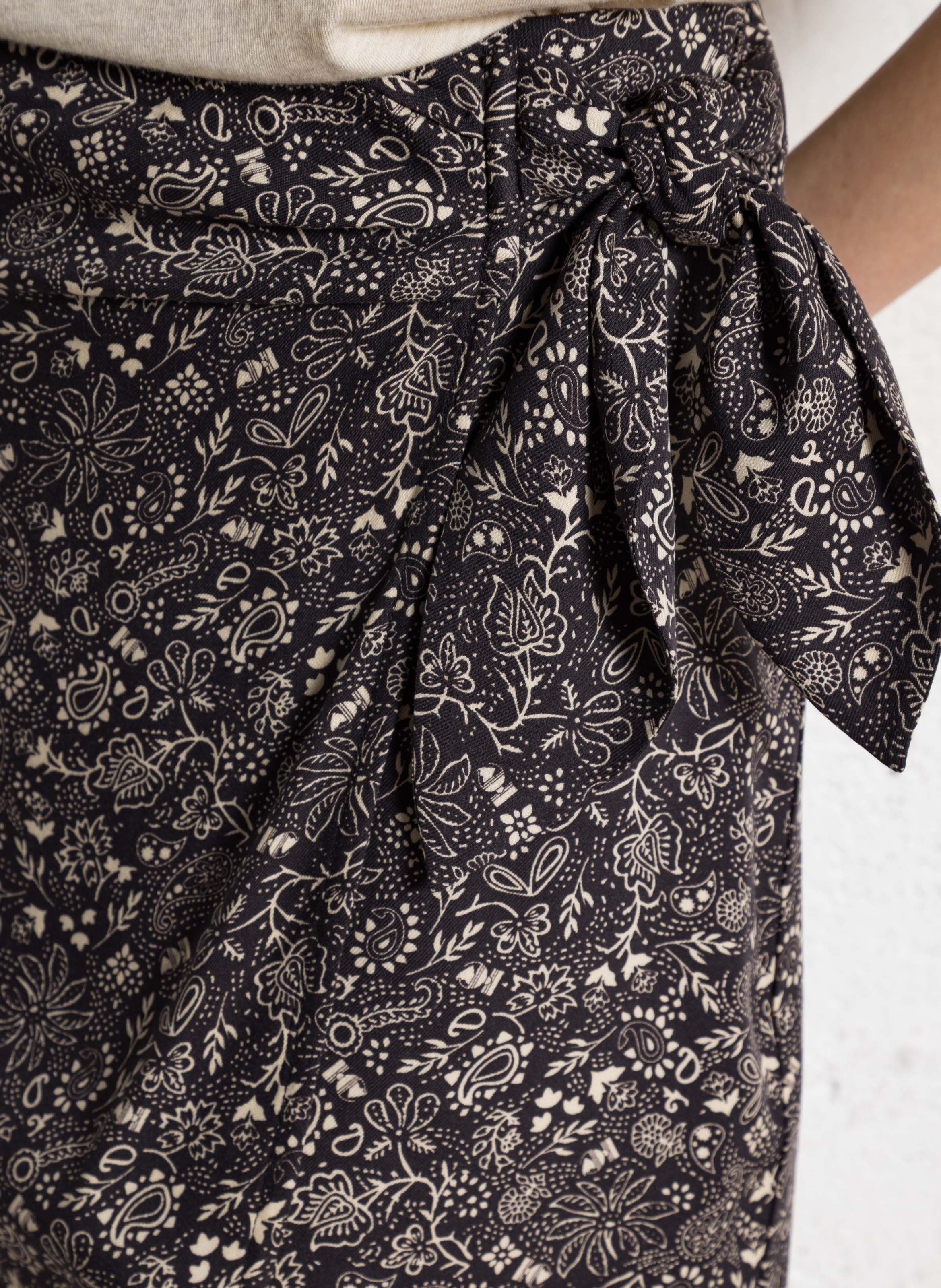 Printed wrap skirt I CODE Black
