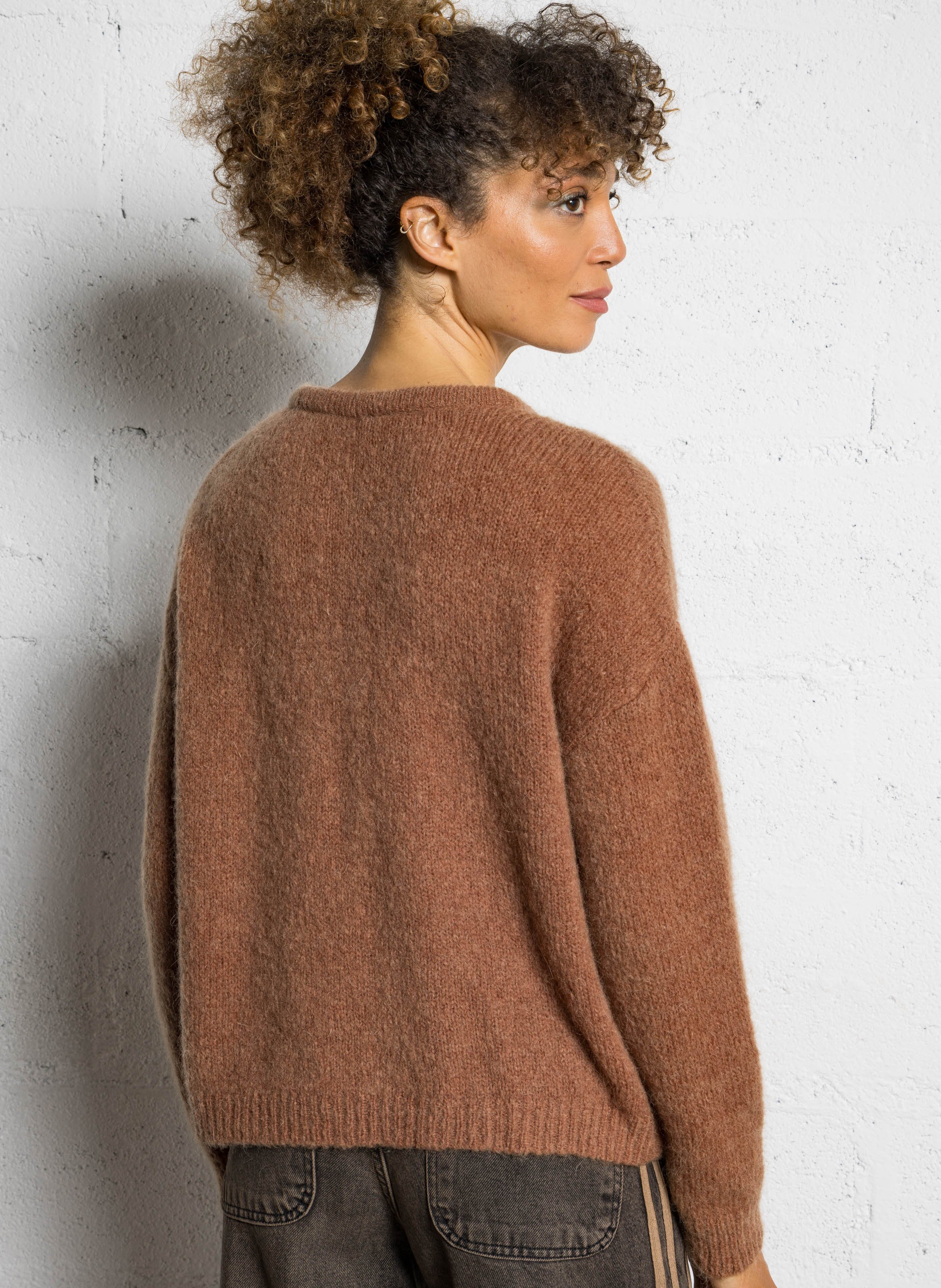 Loose-fit V-neck sweater I CODE Brown