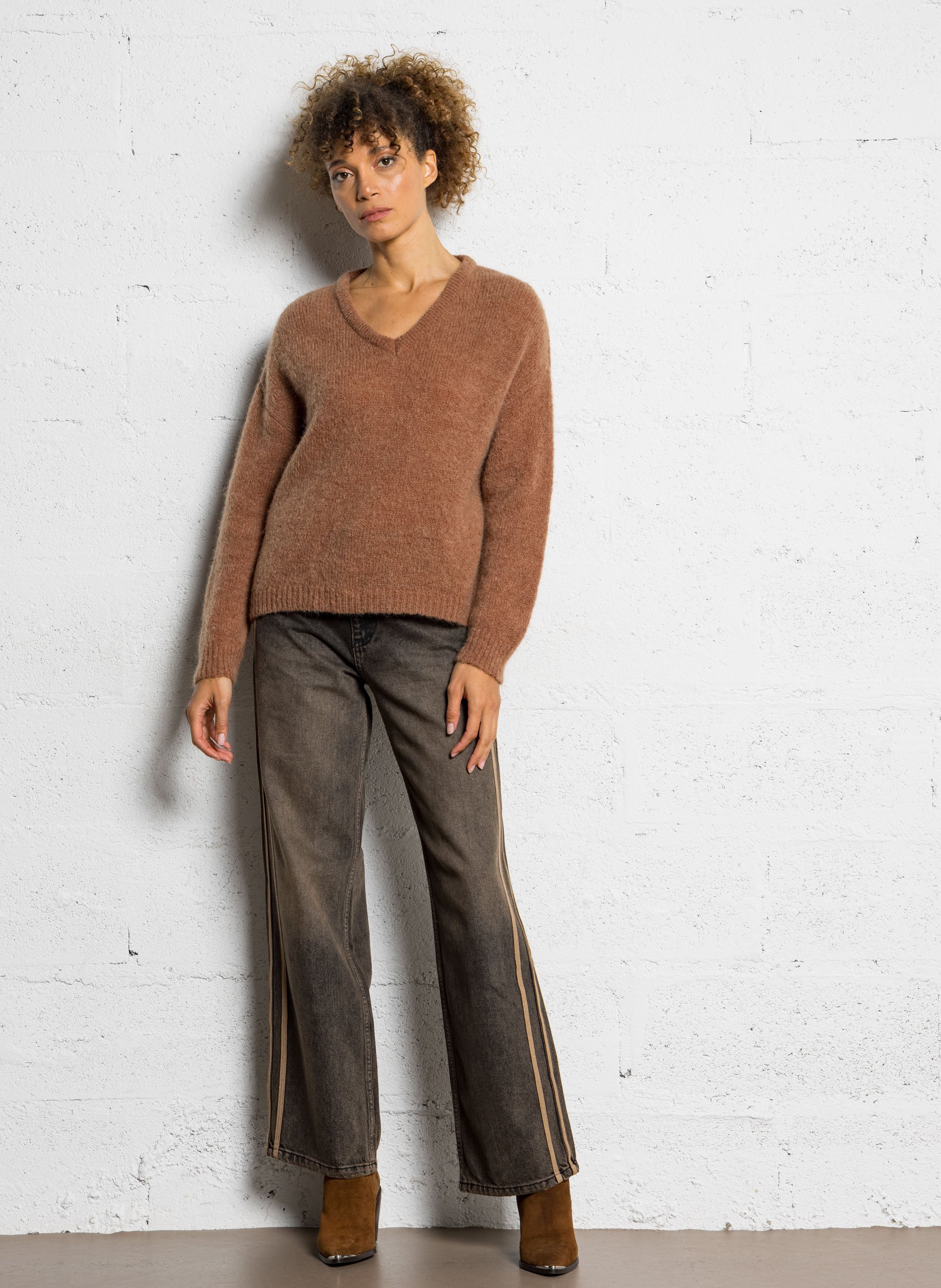 Loose-fit V-neck sweater I CODE Brown