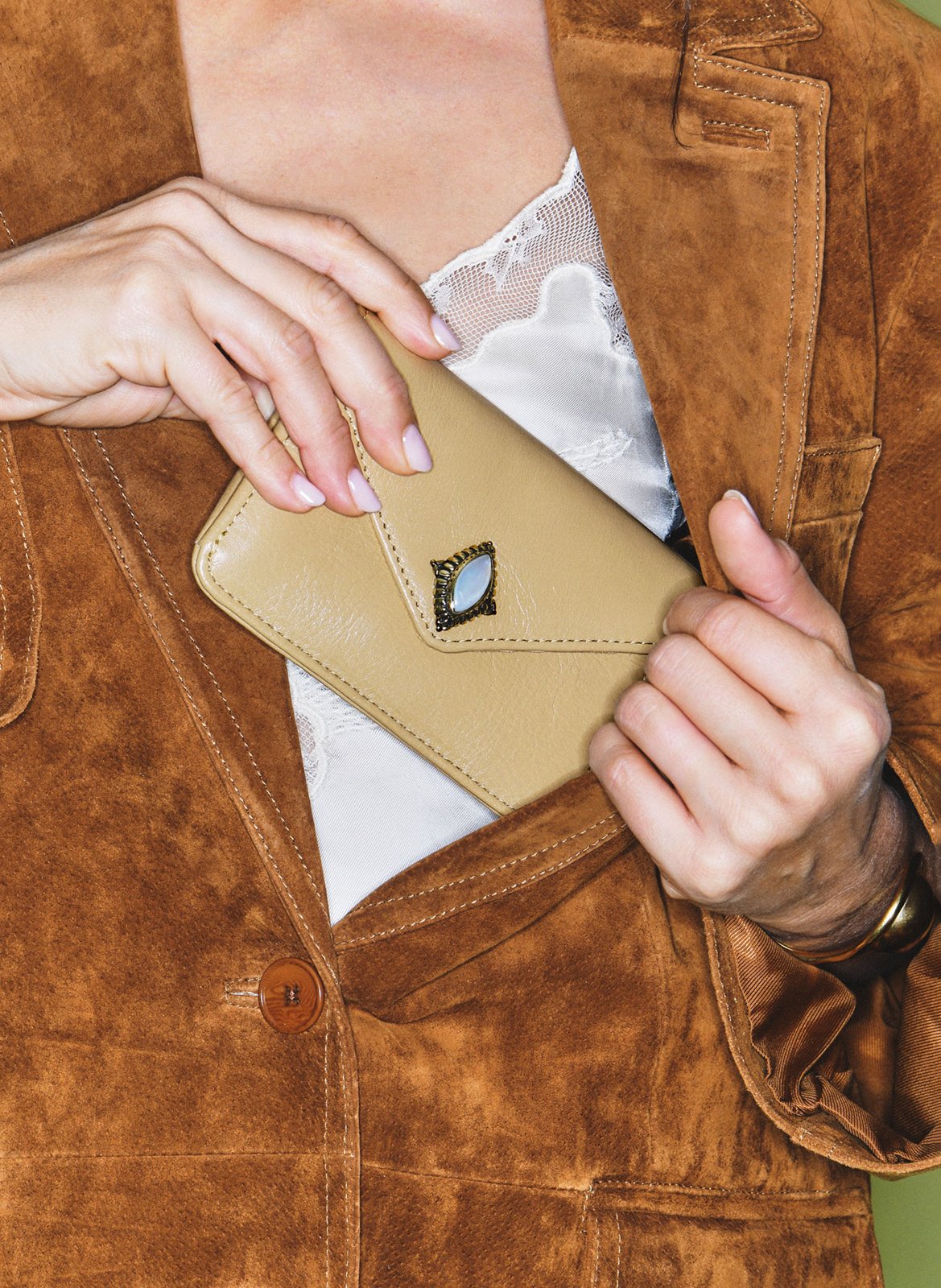 - 100% leather, - 6 cardholder slots, - 1 central compartment, - Size: L10 x H7 cm. CLARIS VIROT Beige