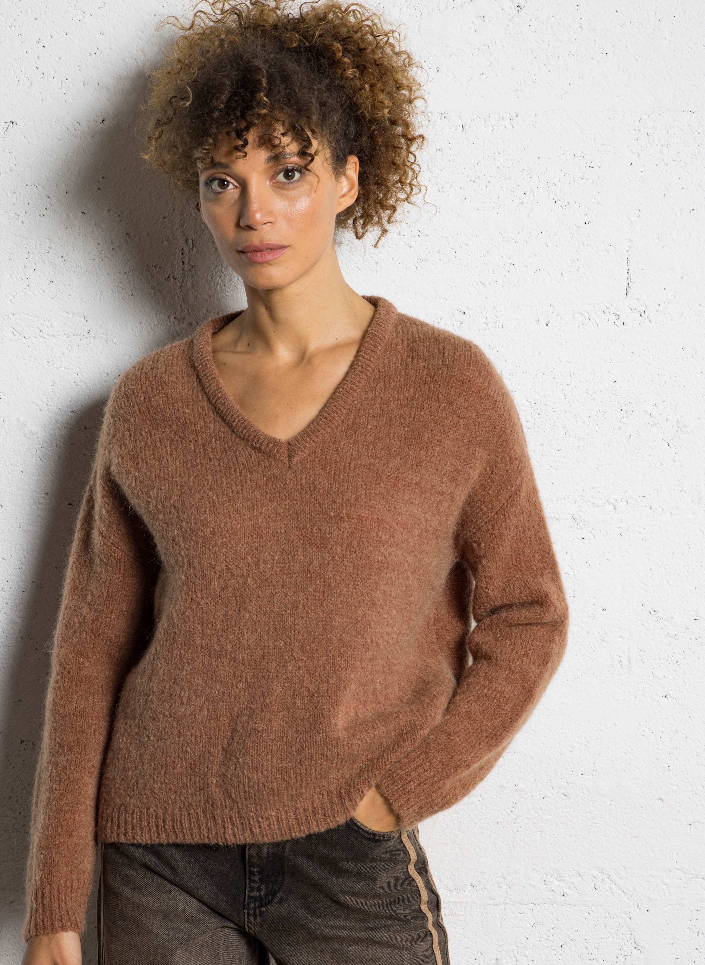 Loose-fit V-neck sweater I CODE Brown