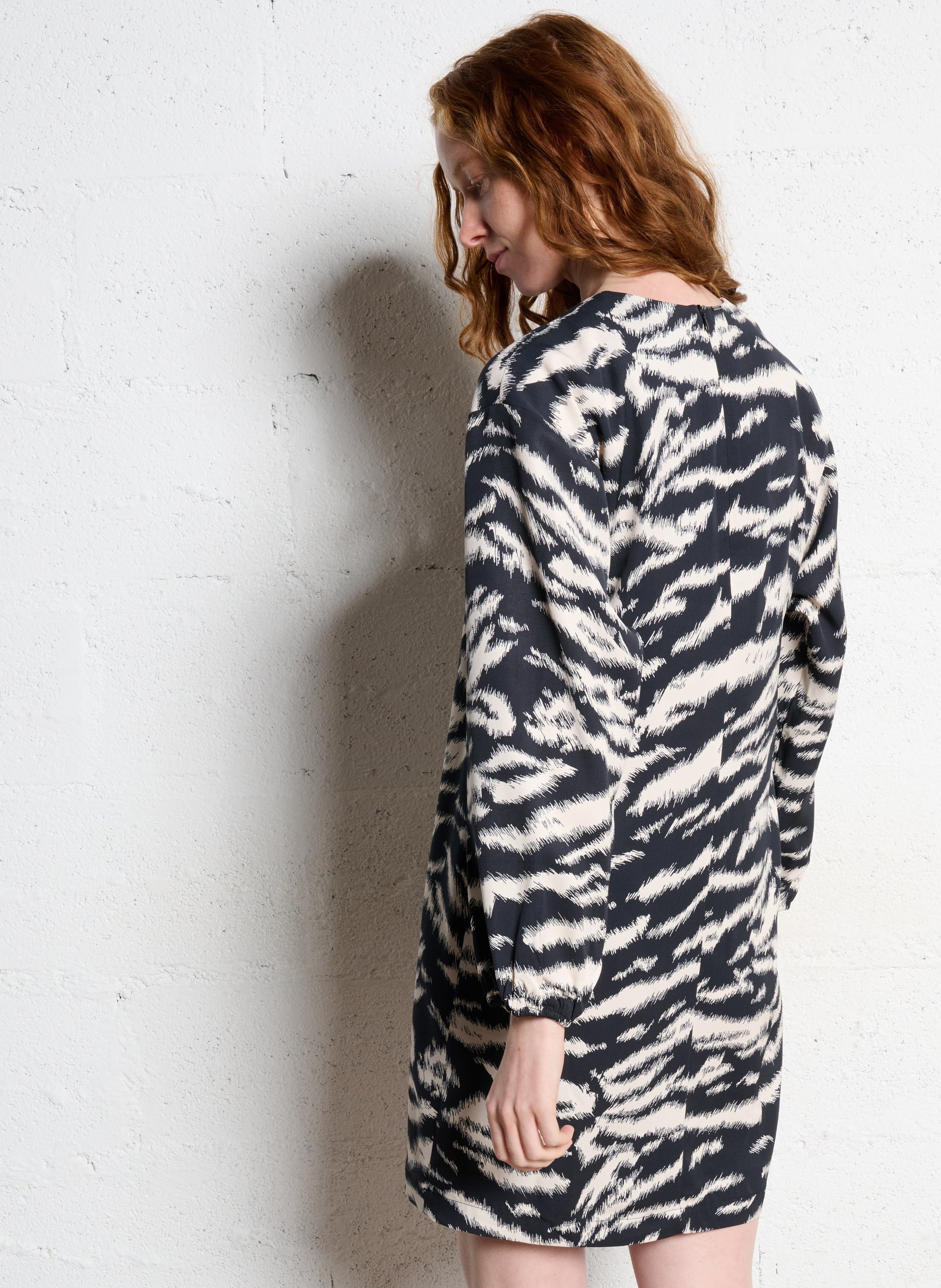 Kurzkleid mit V-Ausschnitt und Zebraprint IKKS Schwarz