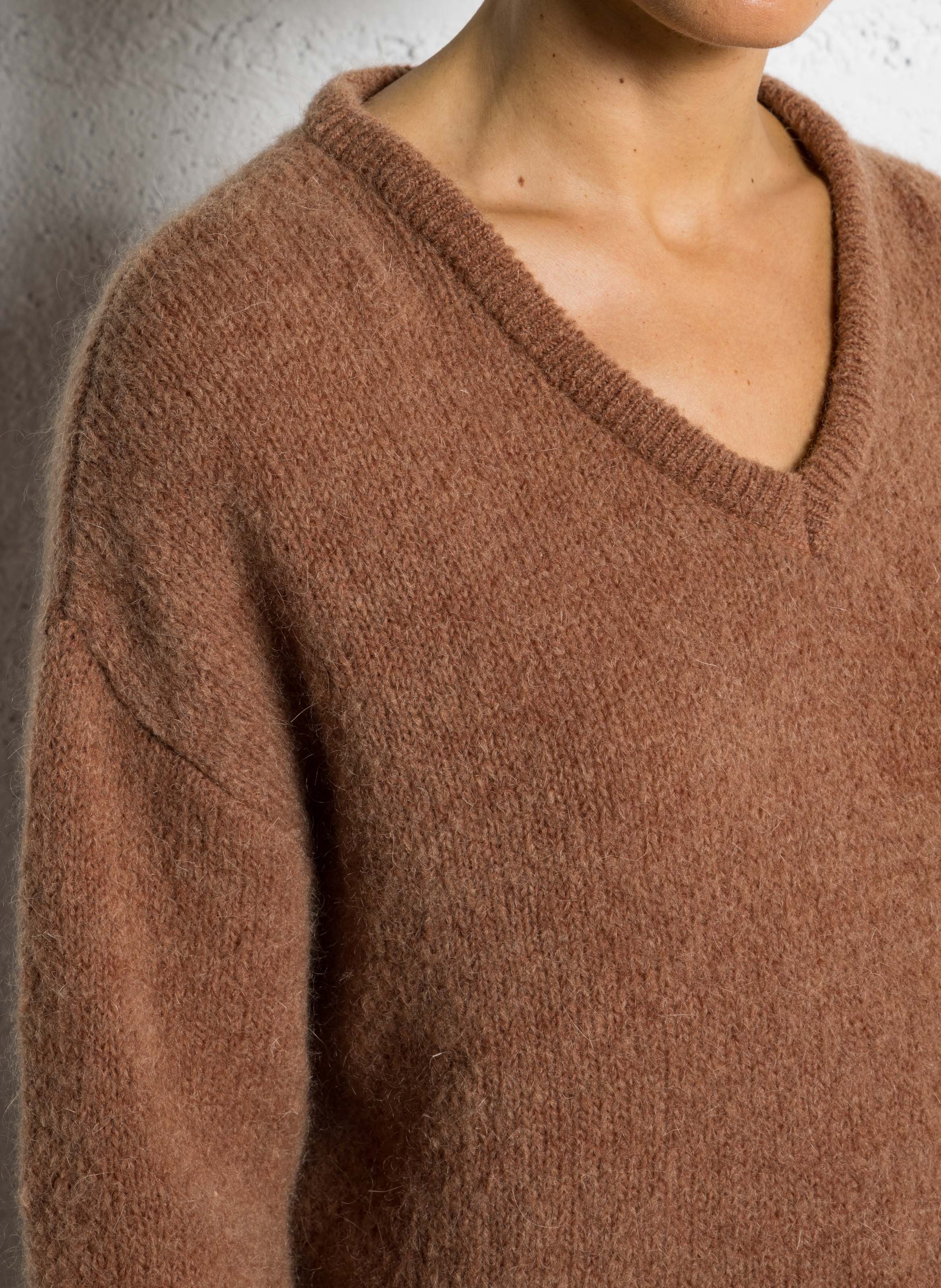 Loose-fit V-neck sweater I CODE Brown
