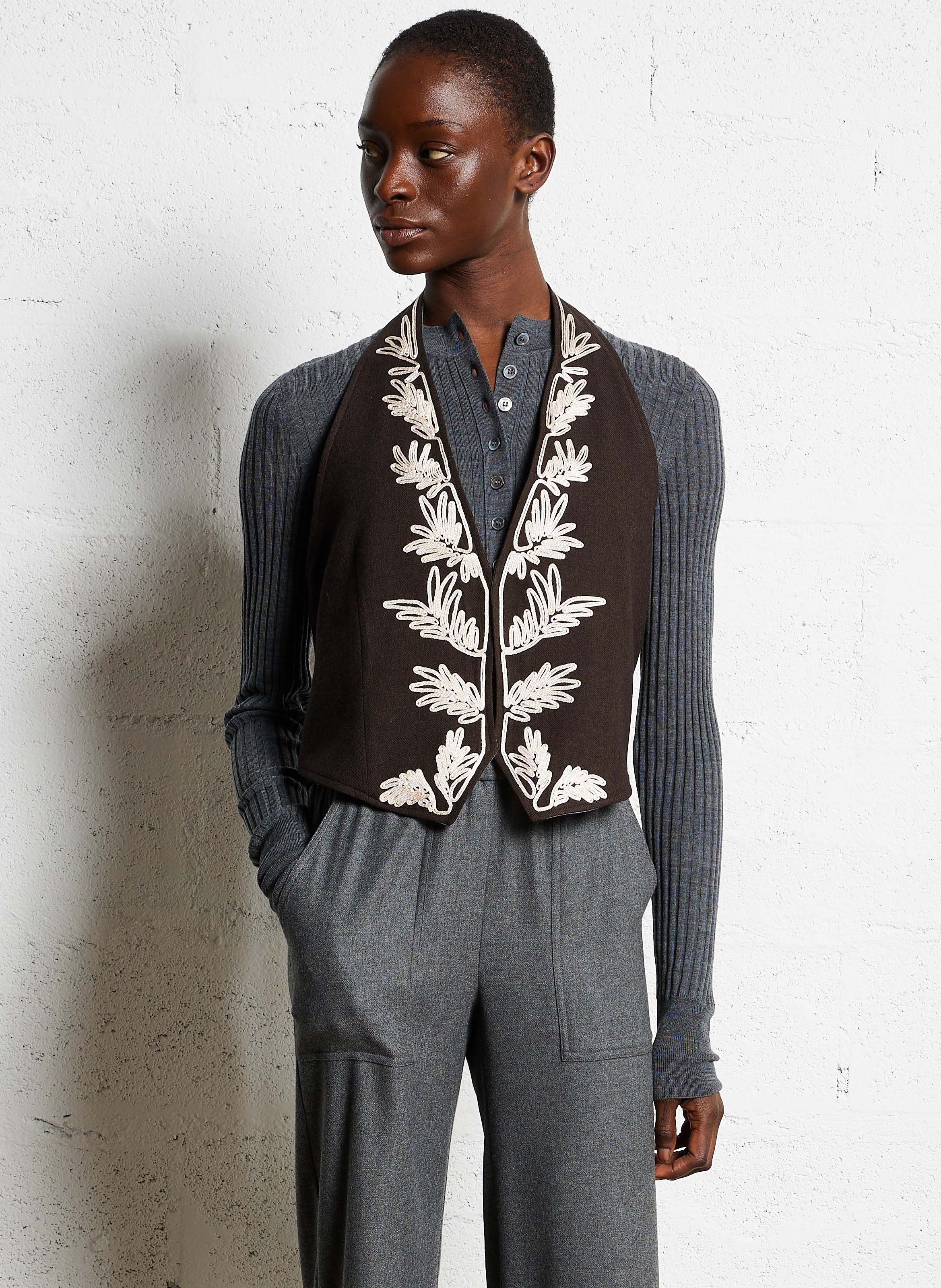 Getailleerd vest met V-hals DIEGA Bruin