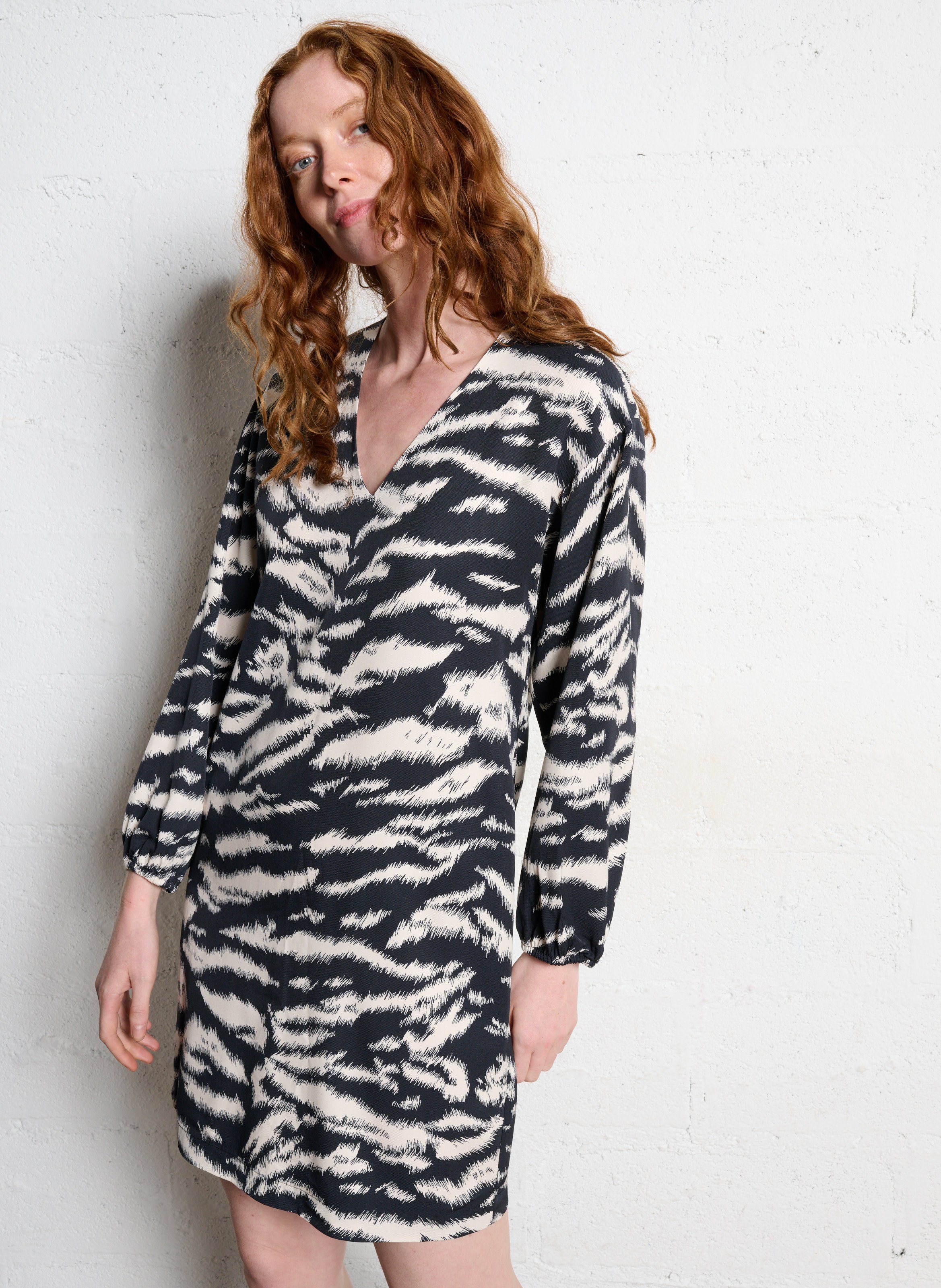 Kurzkleid mit V-Ausschnitt und Zebraprint IKKS Schwarz