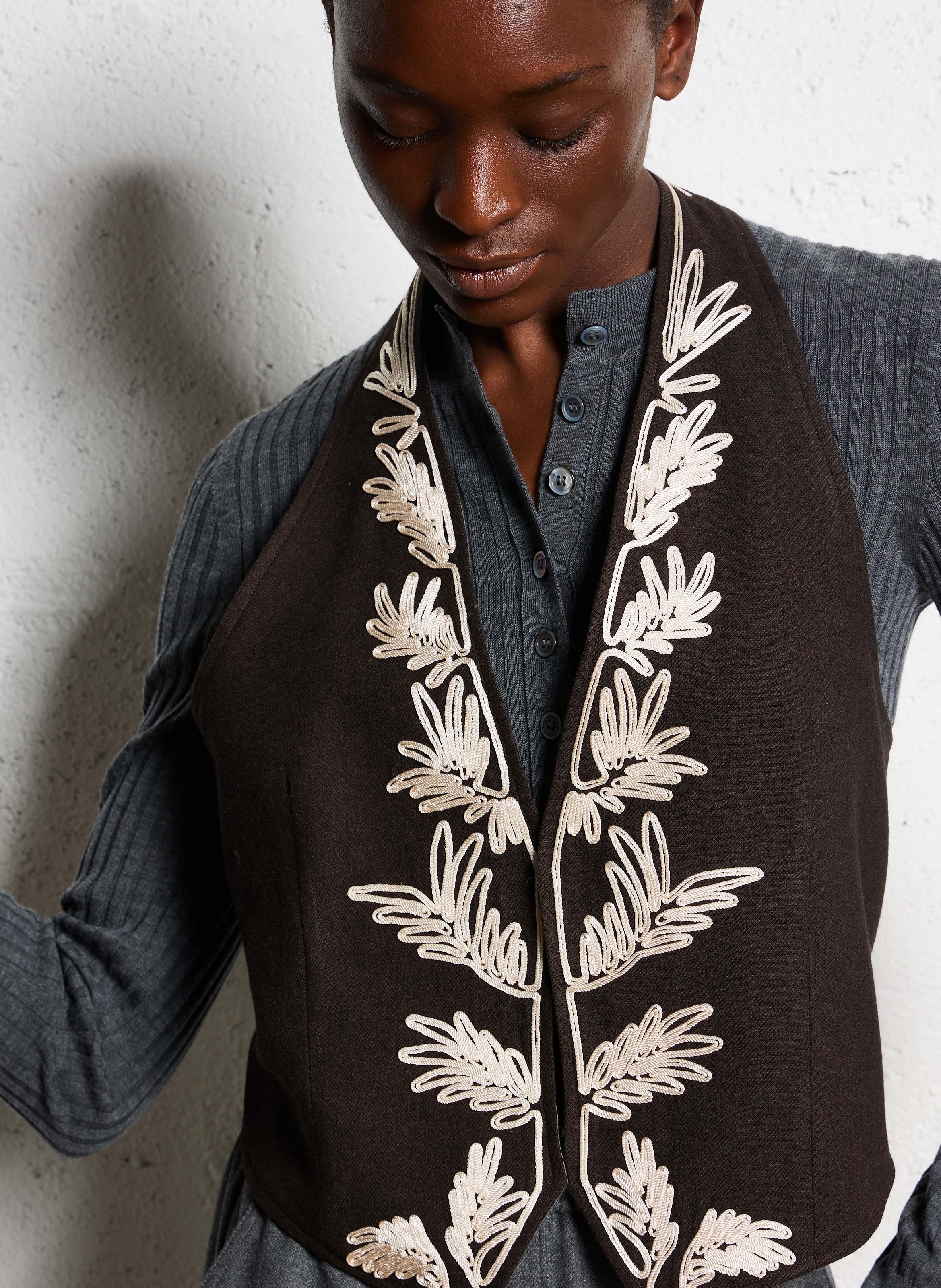 Getailleerd vest met V-hals DIEGA Bruin