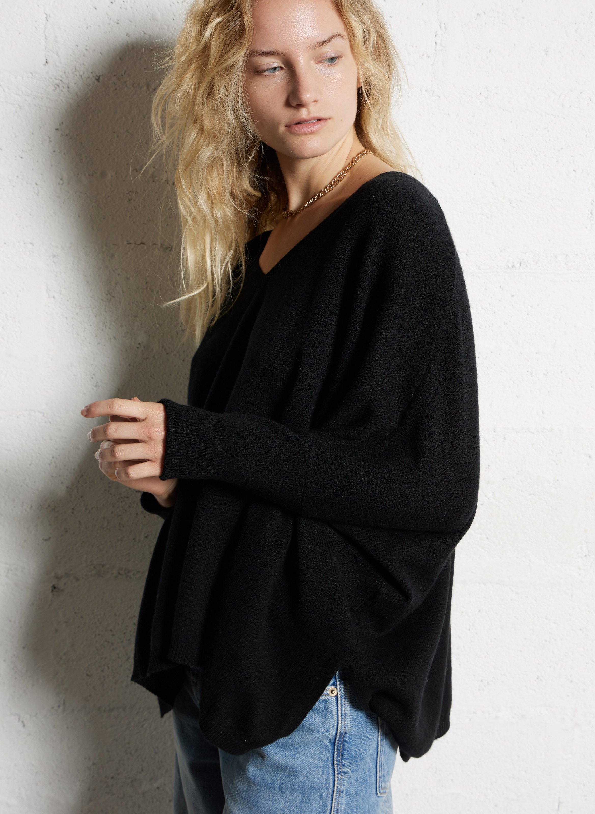 Pull col V oversize en cachemire KUJTEN Noir
