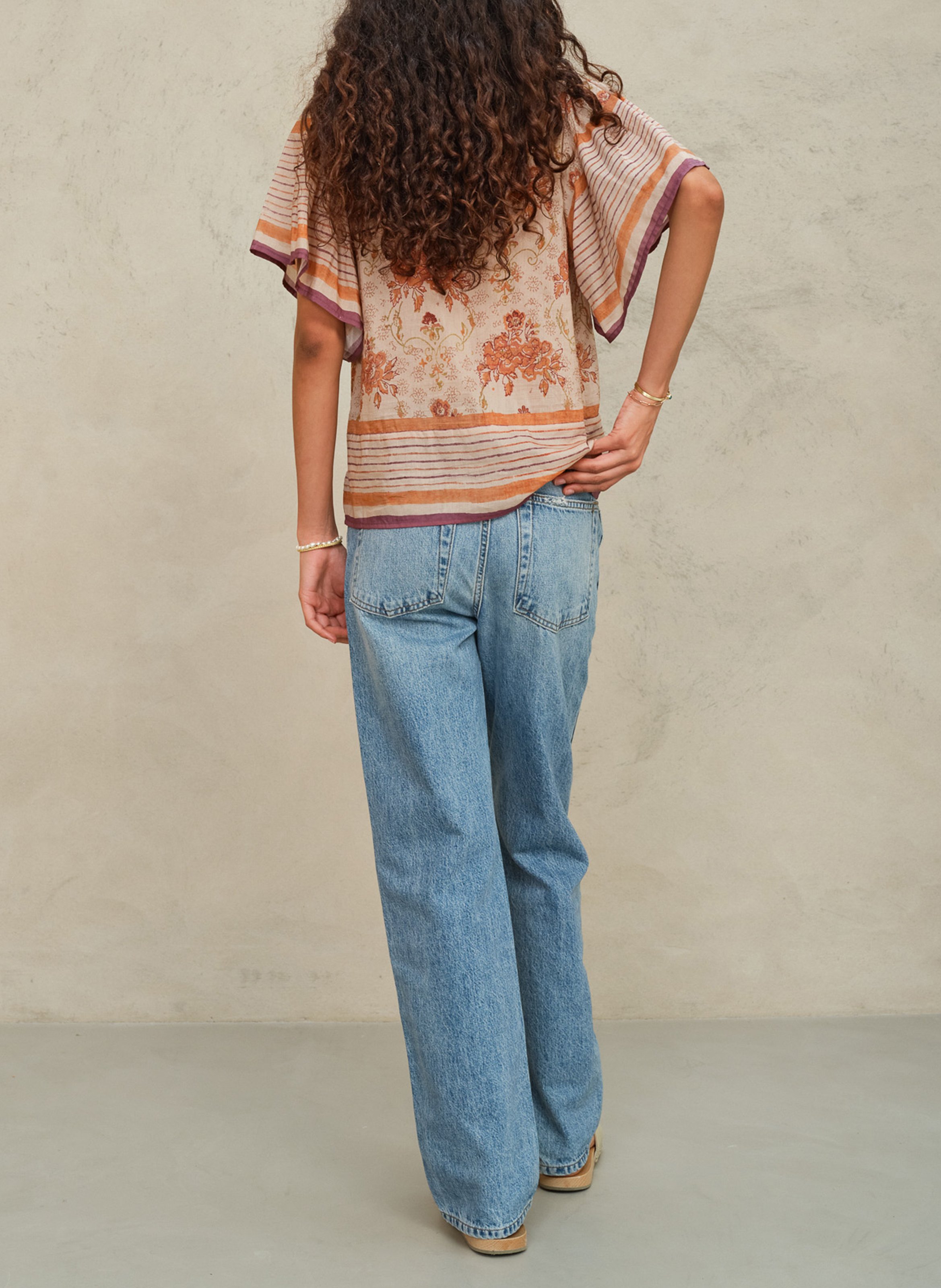 Top oversize cuello en V de algodón estampado M.A.B.E Multicolor