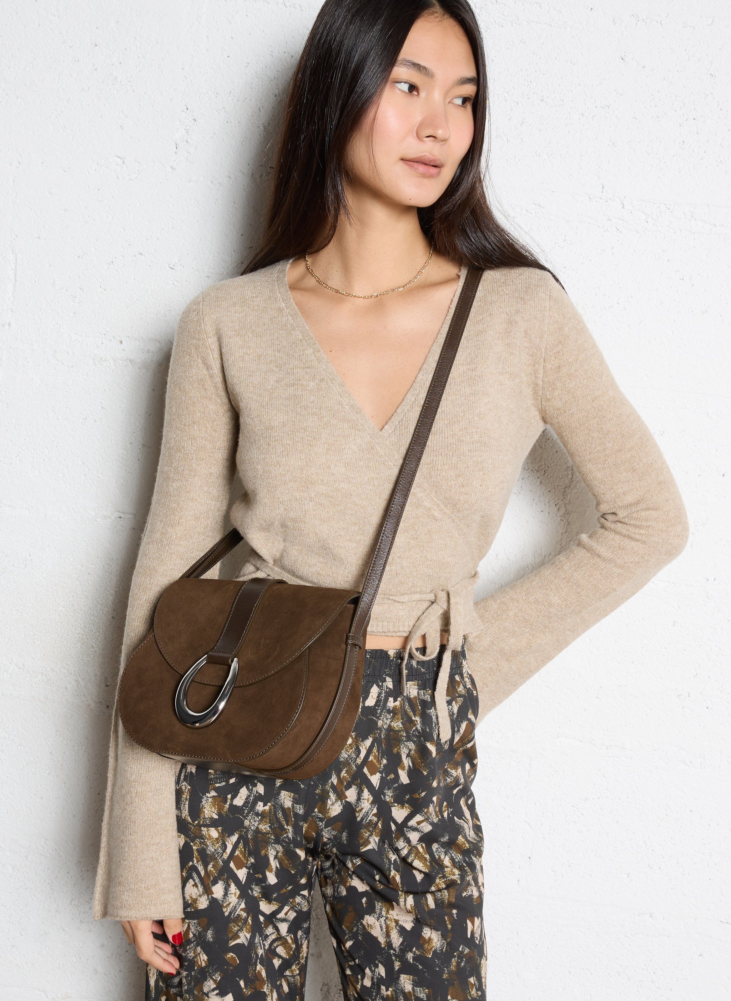 Sac bandoulière à rabat en daim STAUD Marron