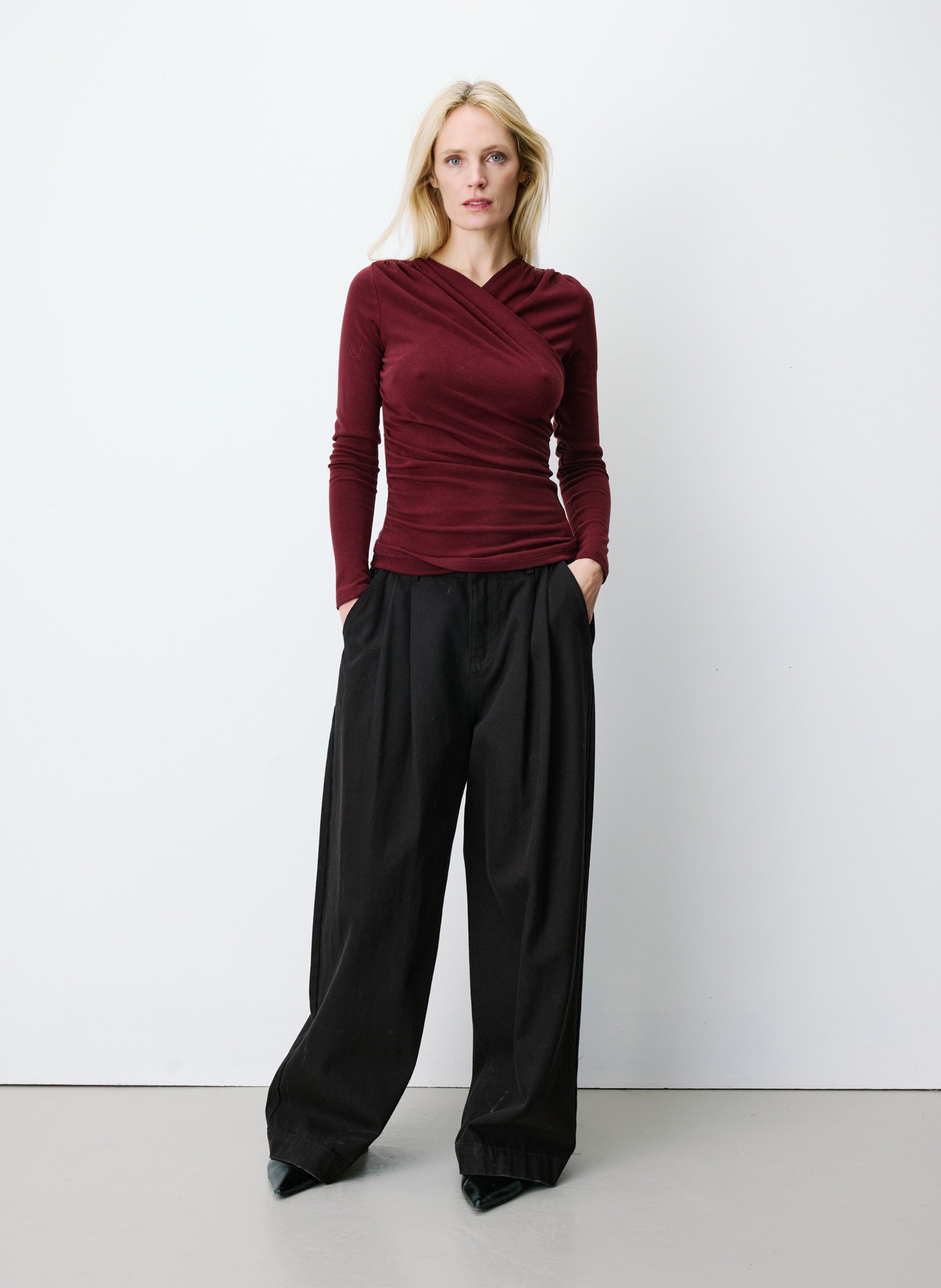 Form-fitting V-neck T-shirt | Red GRACE ET MILA Women