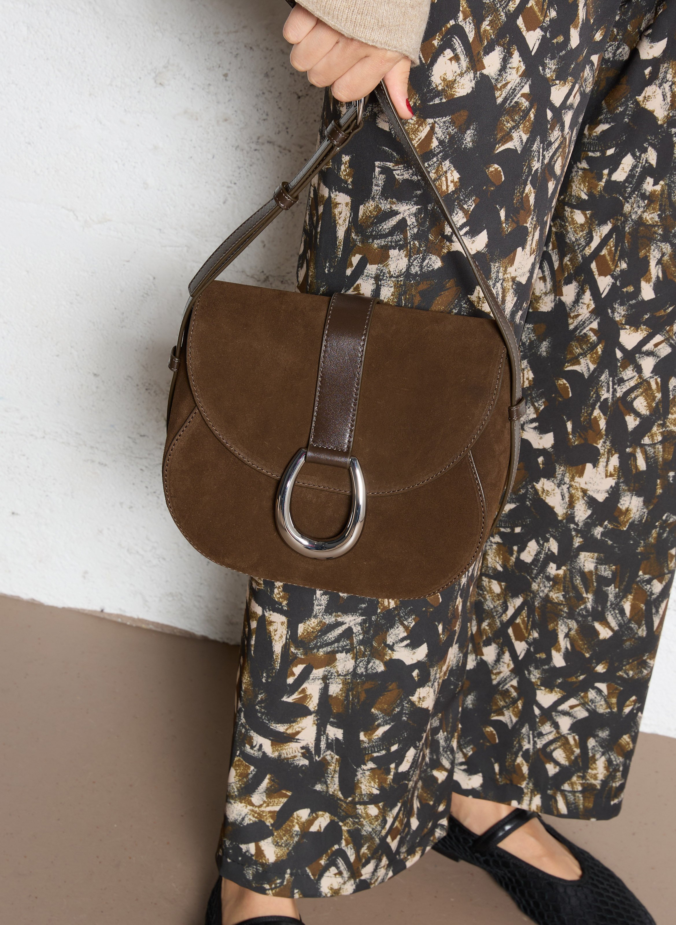 Sac bandoulière à rabat en daim STAUD Marron