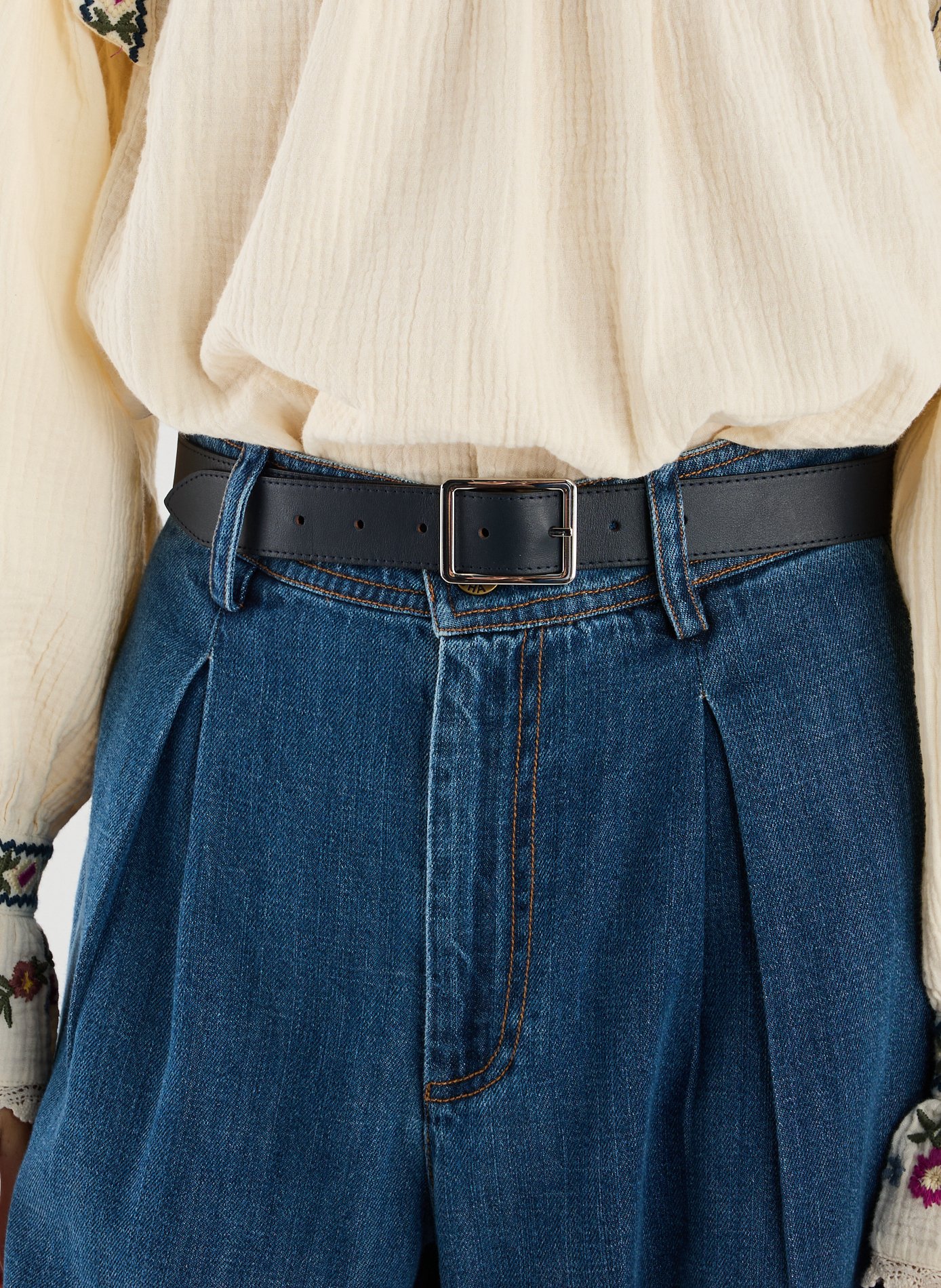 - Buckle closure. - Width: 3 cm.  SAISON 1865 Blue