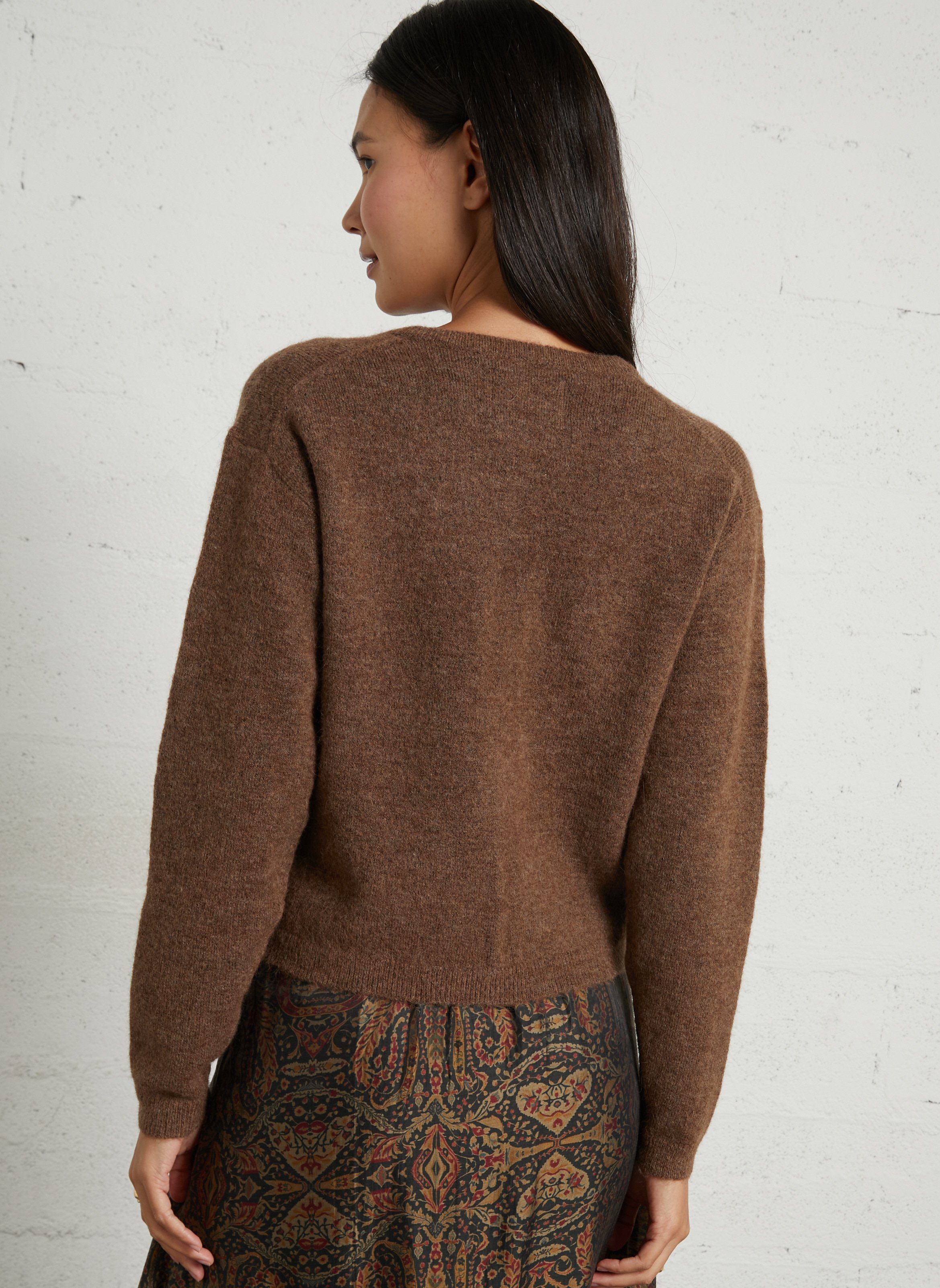 Kurzer Pullover mit V-Ausschnitt und gesticktem Logo. LEON & HARPER Braun