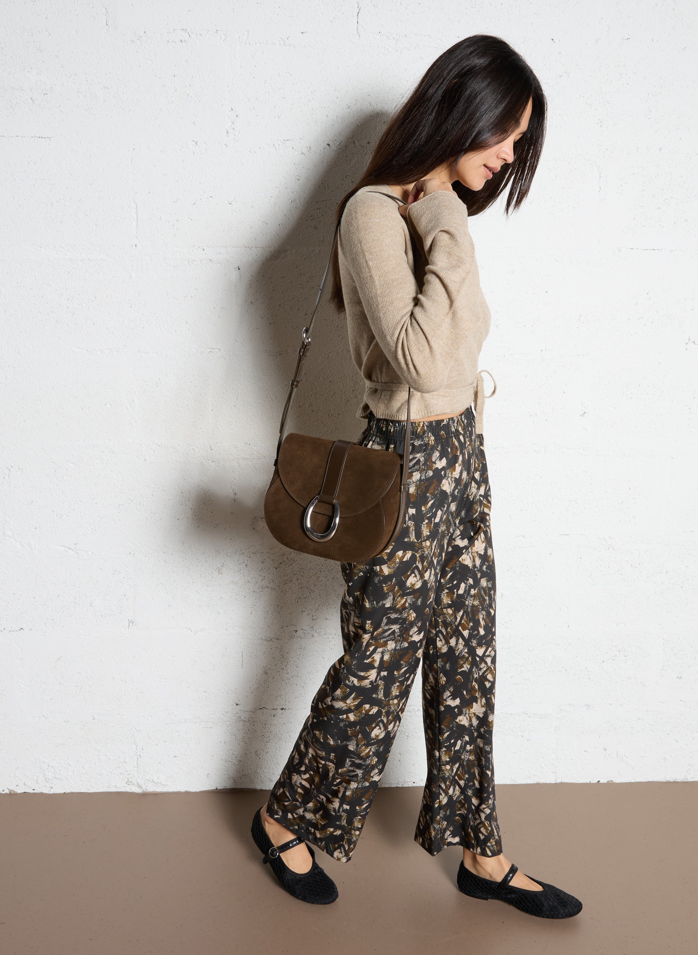 Sac bandoulière à rabat en daim STAUD Marron