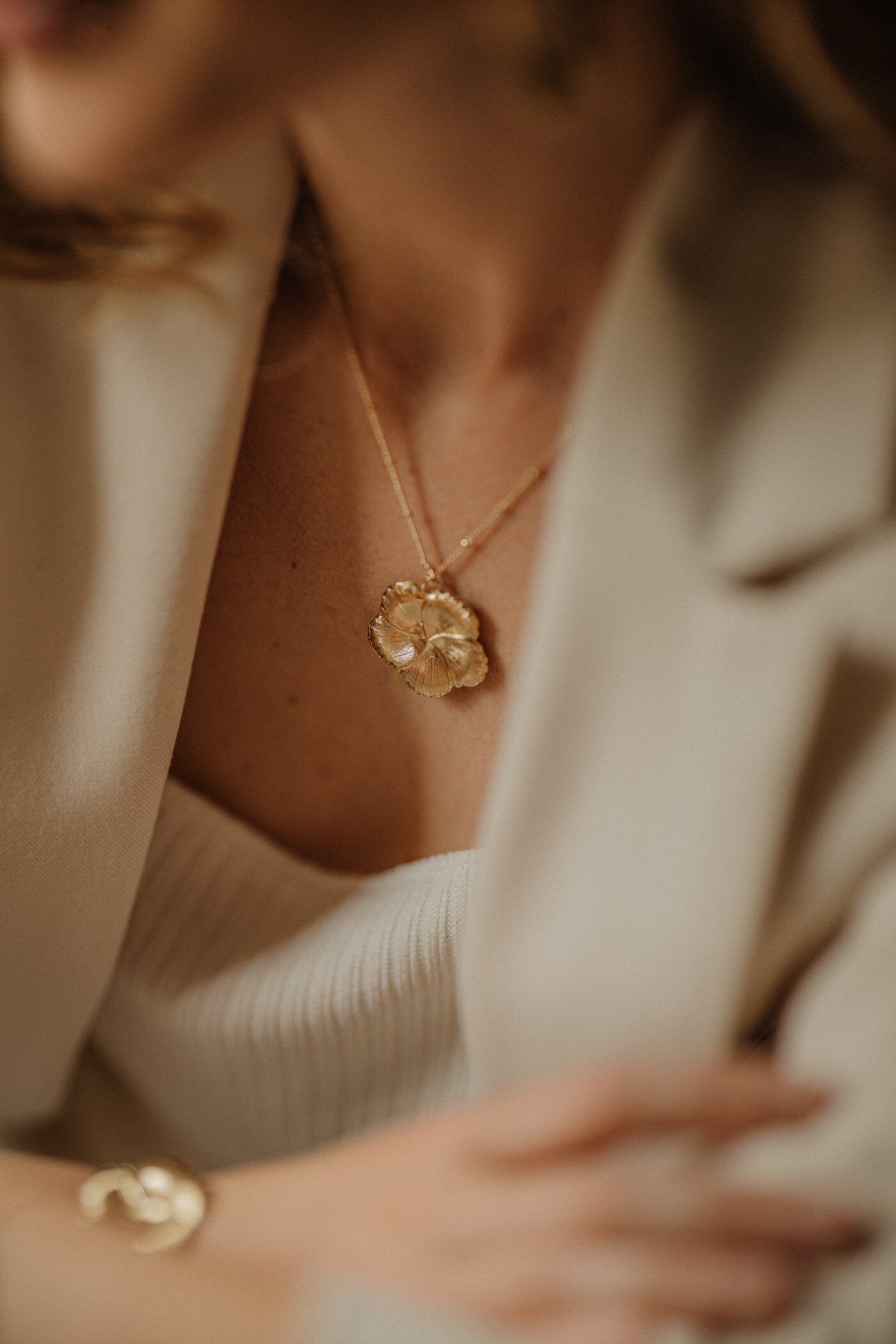 Silver plated flower necklace Golden