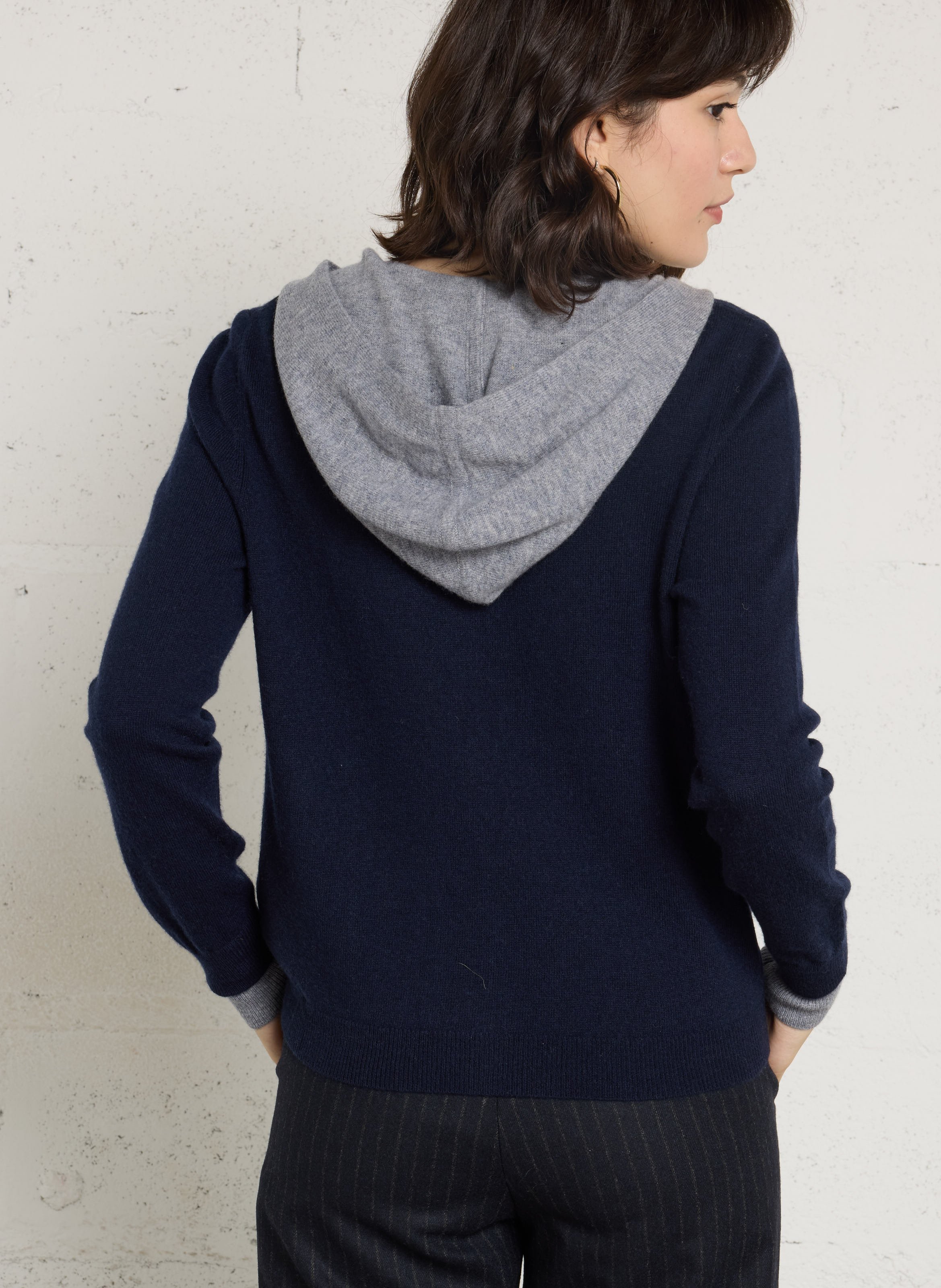 Gerade geschnittene Strickjacke aus Wolle mit überlappendem V-Ausschnitt und Kapuze BERENICE Grau