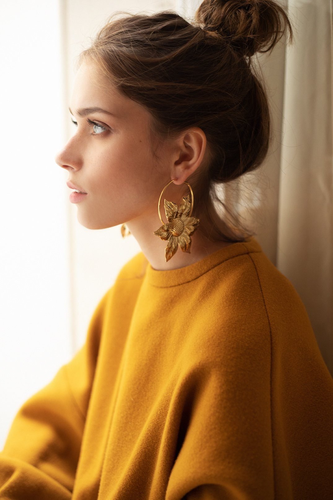 HÉLIOS - Fine gold-plated flower hoop earrings Golden