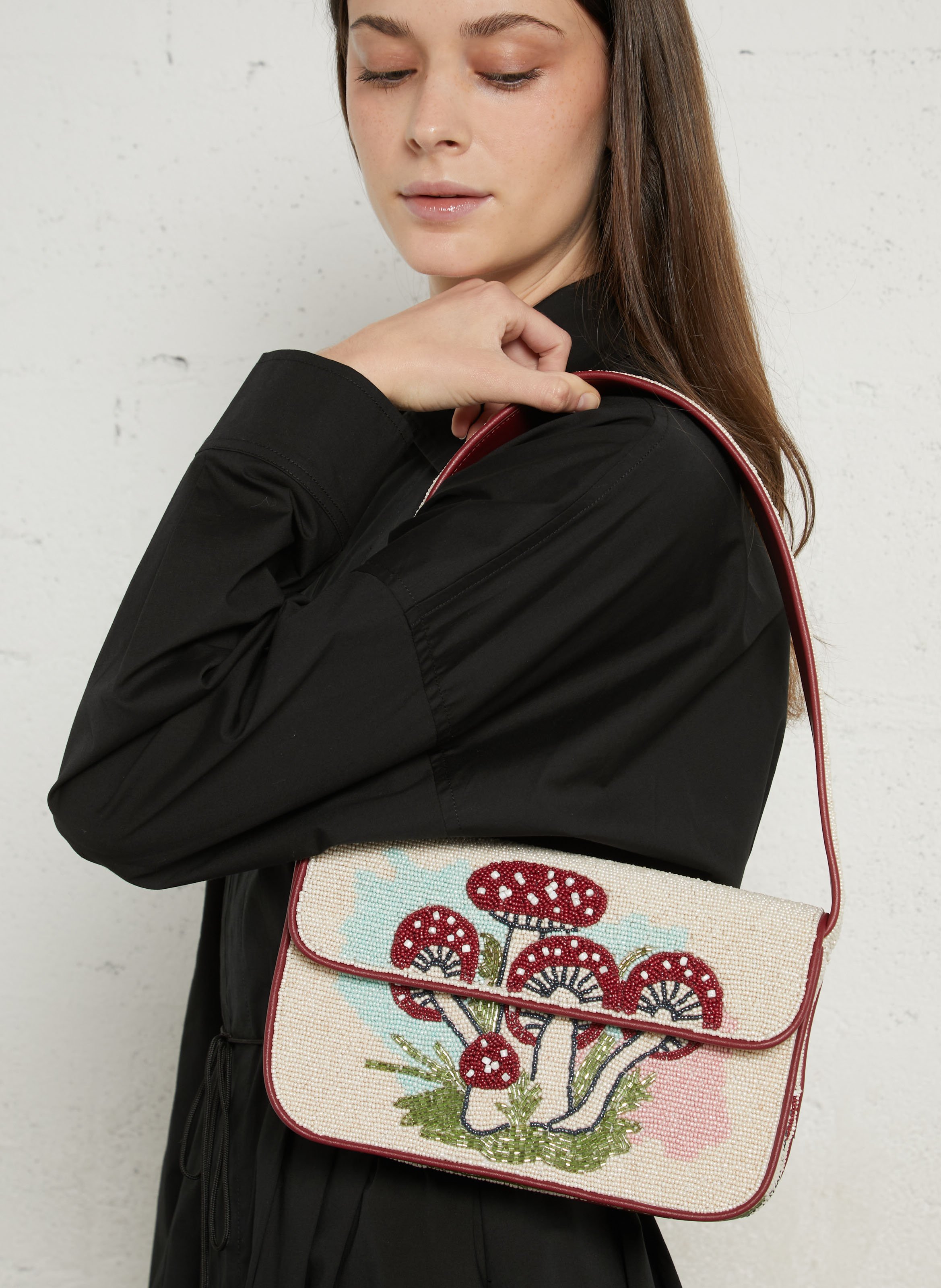 Bolso de hombro con perlas estampado de setas STAUD Beige