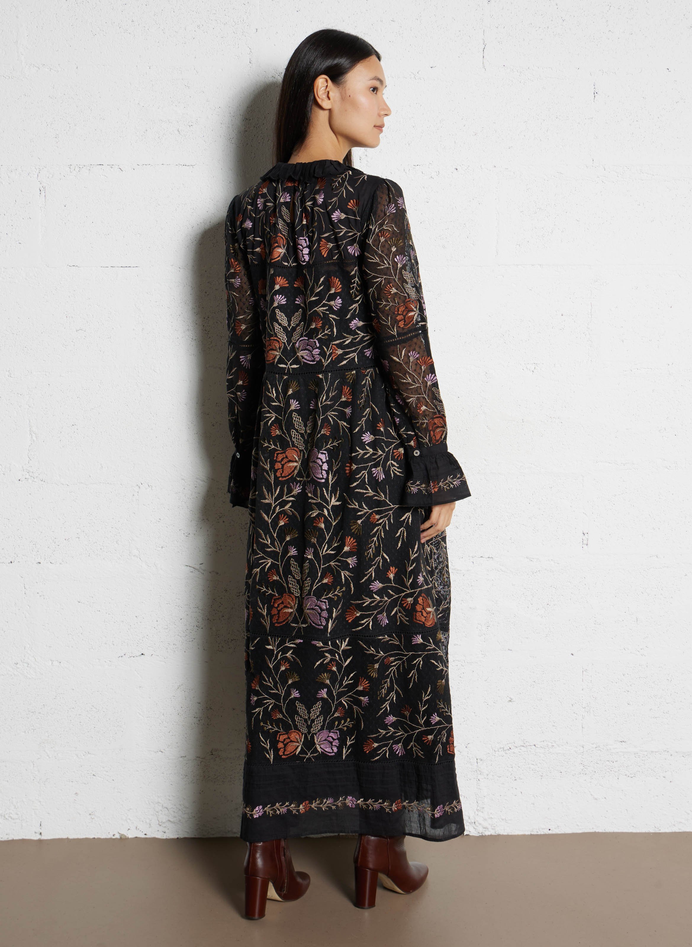 Langes Kleid mit viktorianischem Kragen und bestickter Baumwolle ANTIK BATIK Schwarz