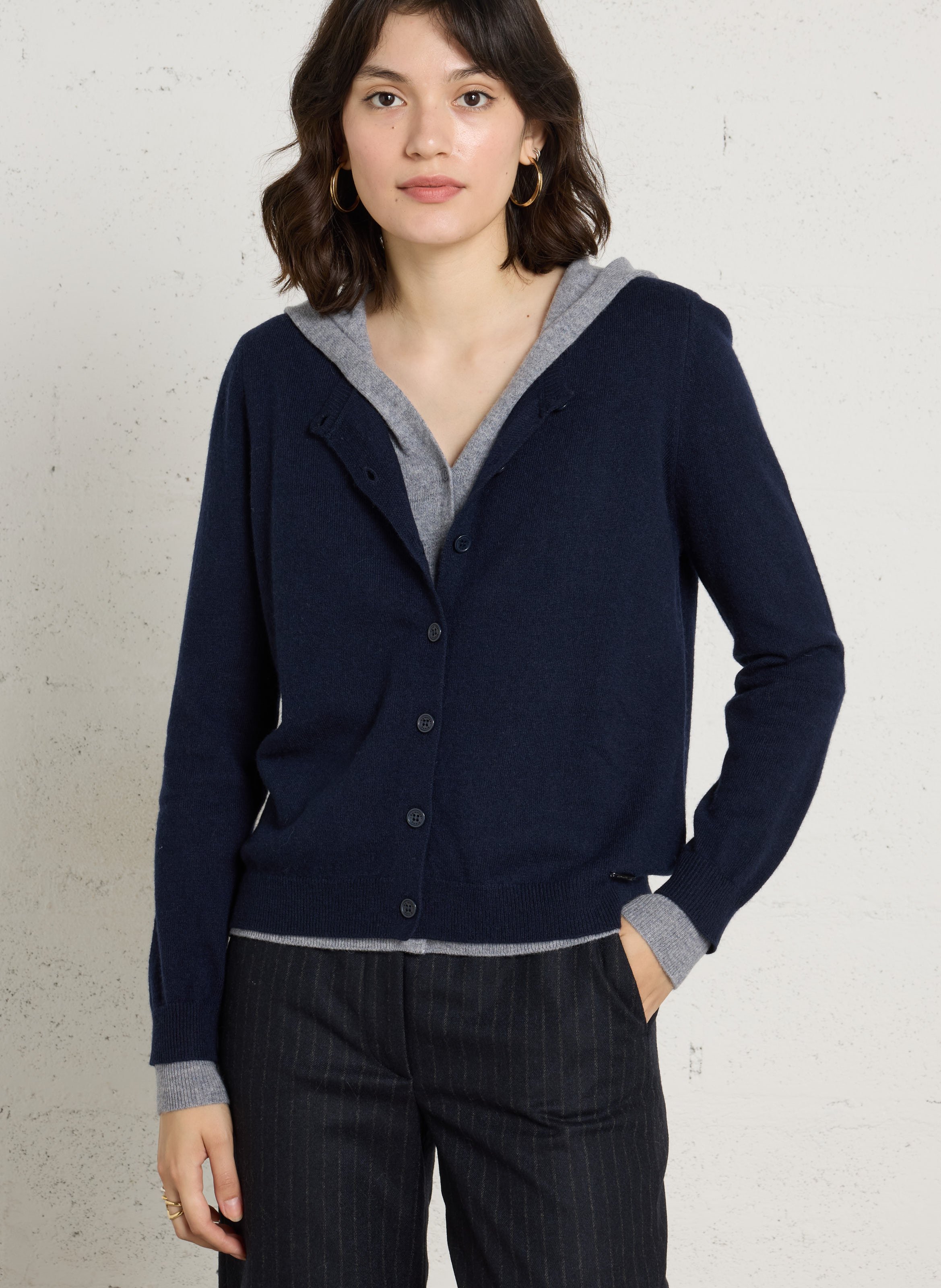 Gerade geschnittene Strickjacke aus Wolle mit überlappendem V-Ausschnitt und Kapuze BERENICE Grau