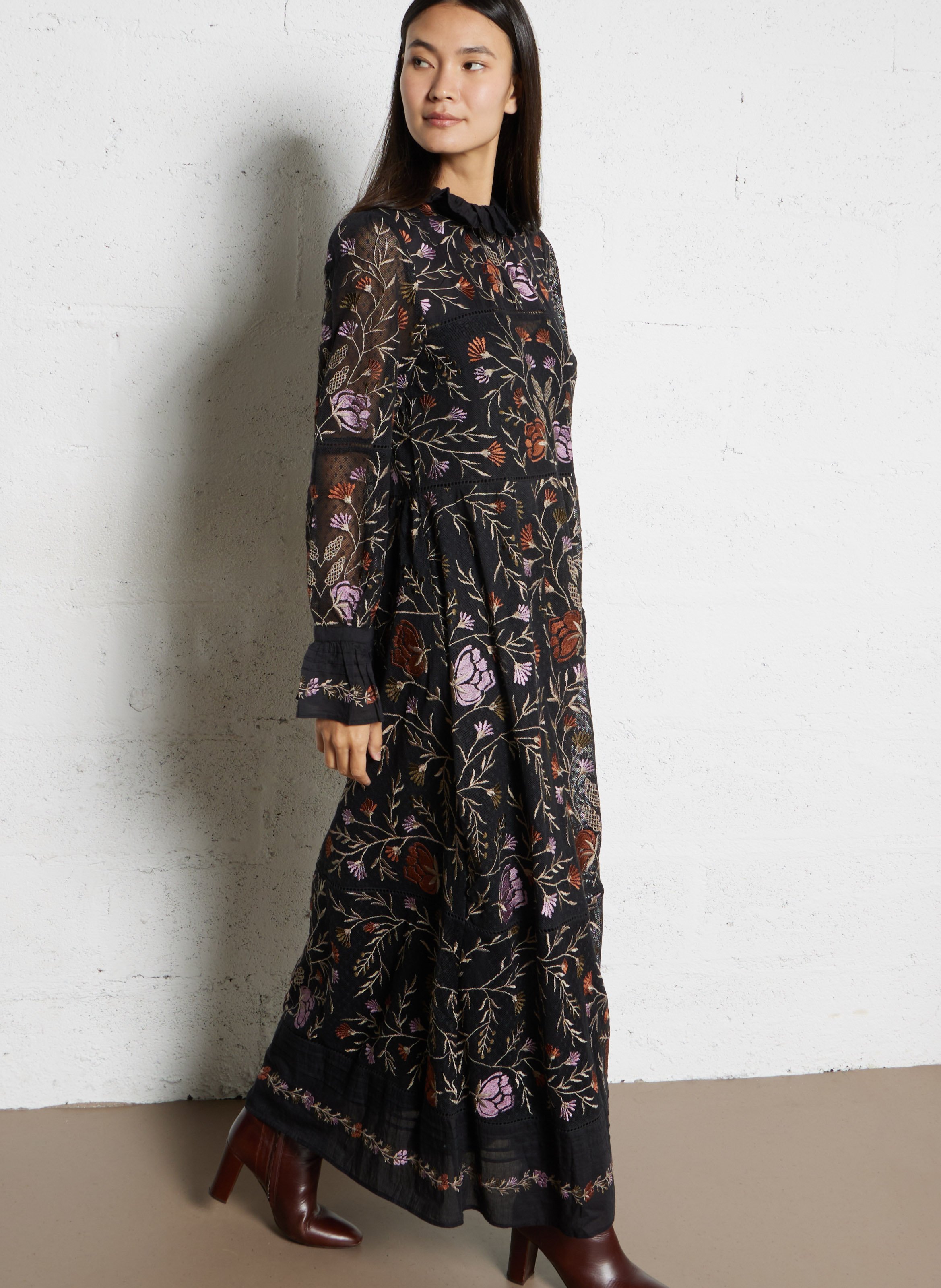 Langes Kleid mit viktorianischem Kragen und bestickter Baumwolle ANTIK BATIK Schwarz