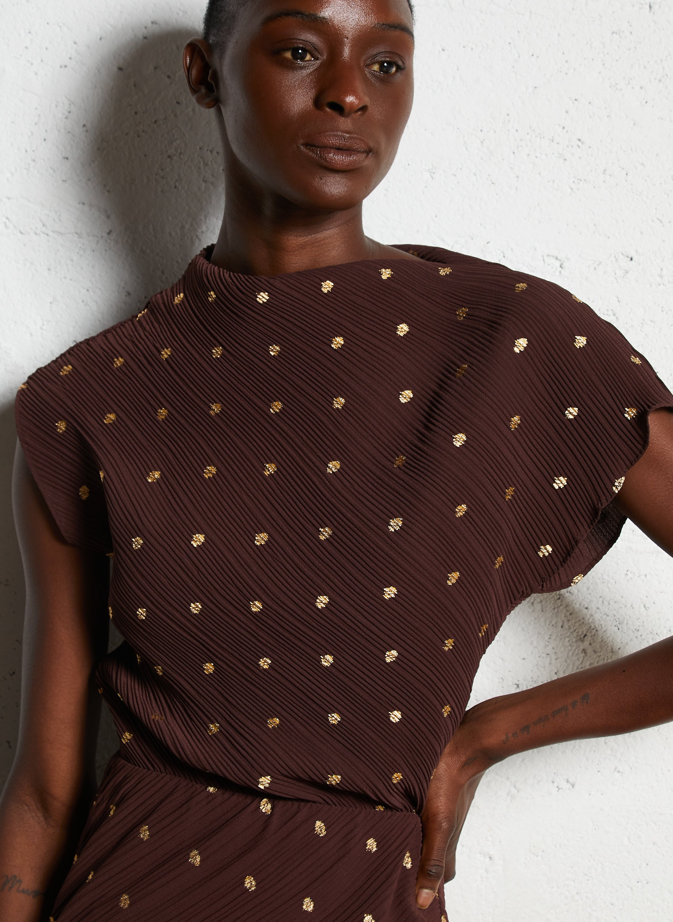 Robe midi asymétrique plissée NEVER FULLY DRESSED Marron