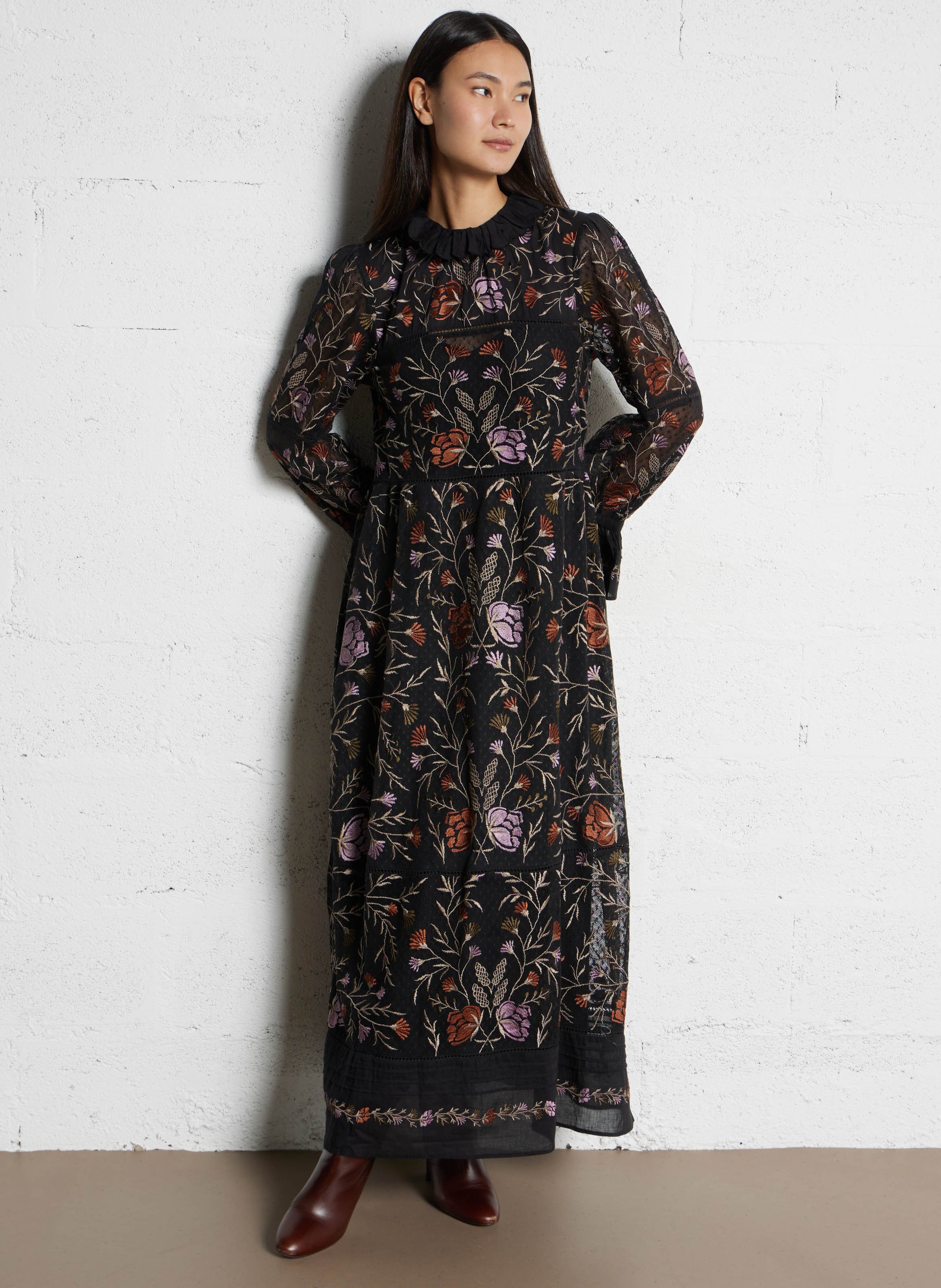 Langes Kleid mit viktorianischem Kragen und bestickter Baumwolle ANTIK BATIK Schwarz