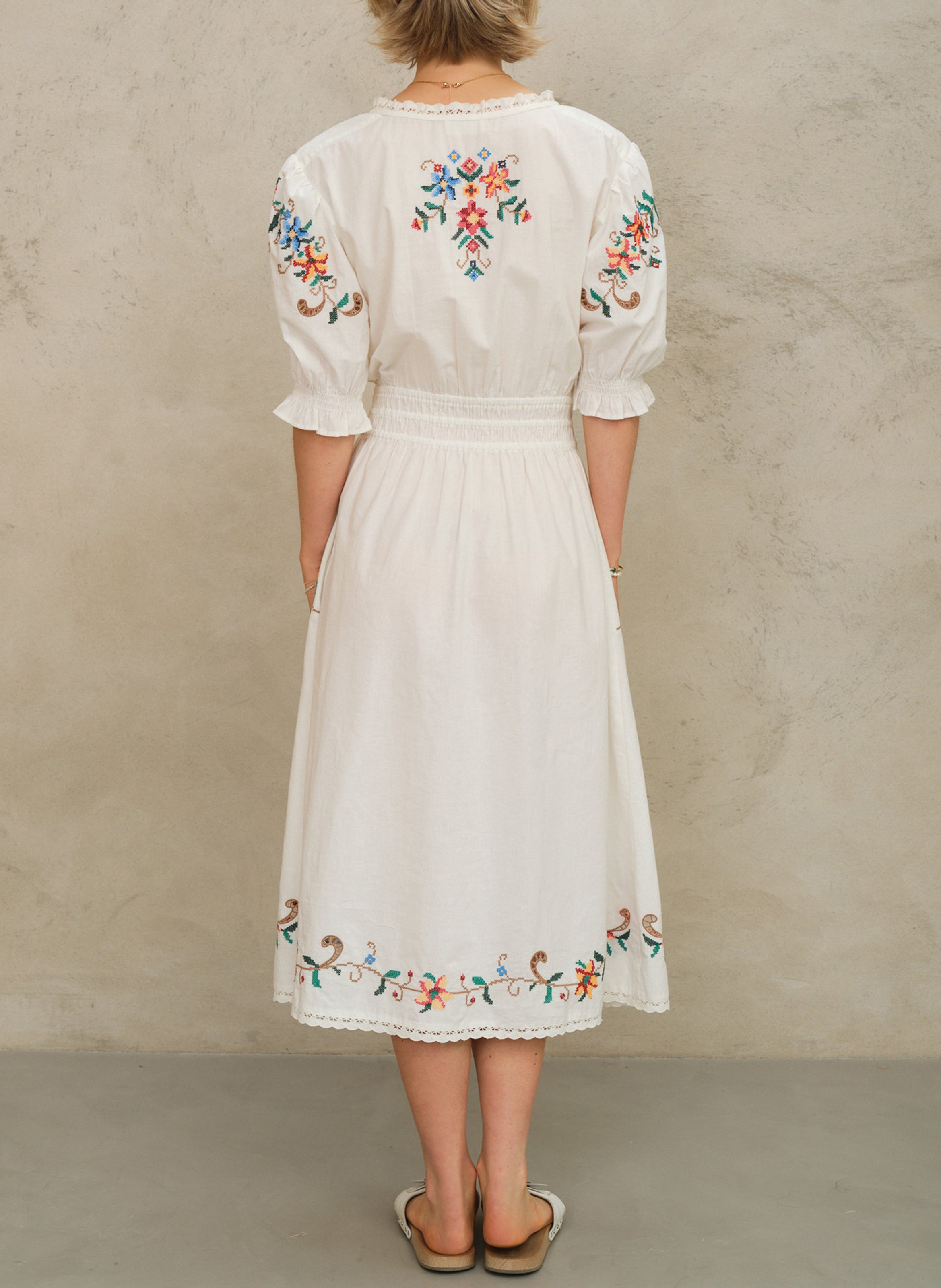 Robe longue col V en coton brodé M.A.B.E Multicolore