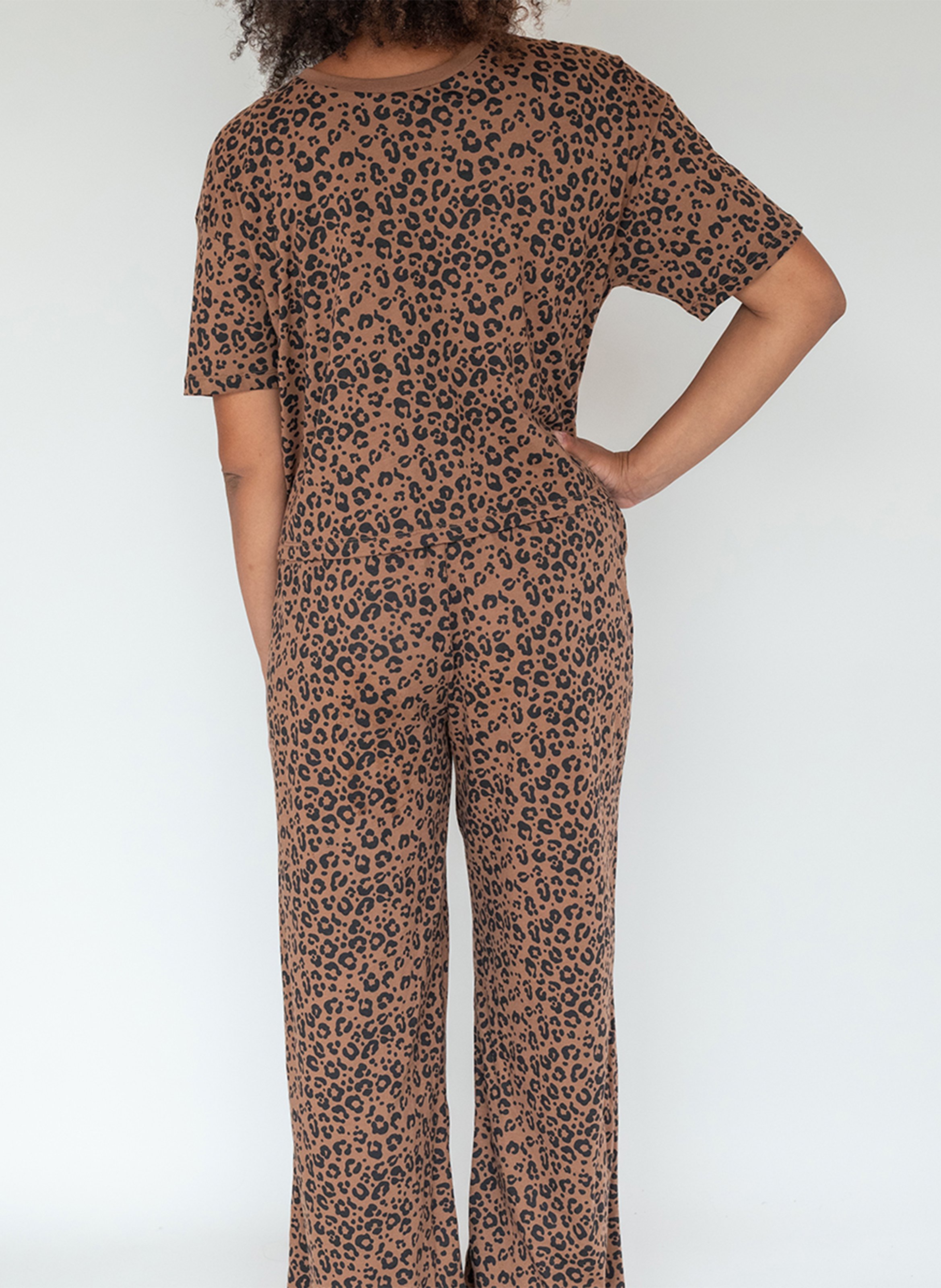 Langer bedruckter Bio-Baumwollpyjama. WE ARE JOLIES Braun