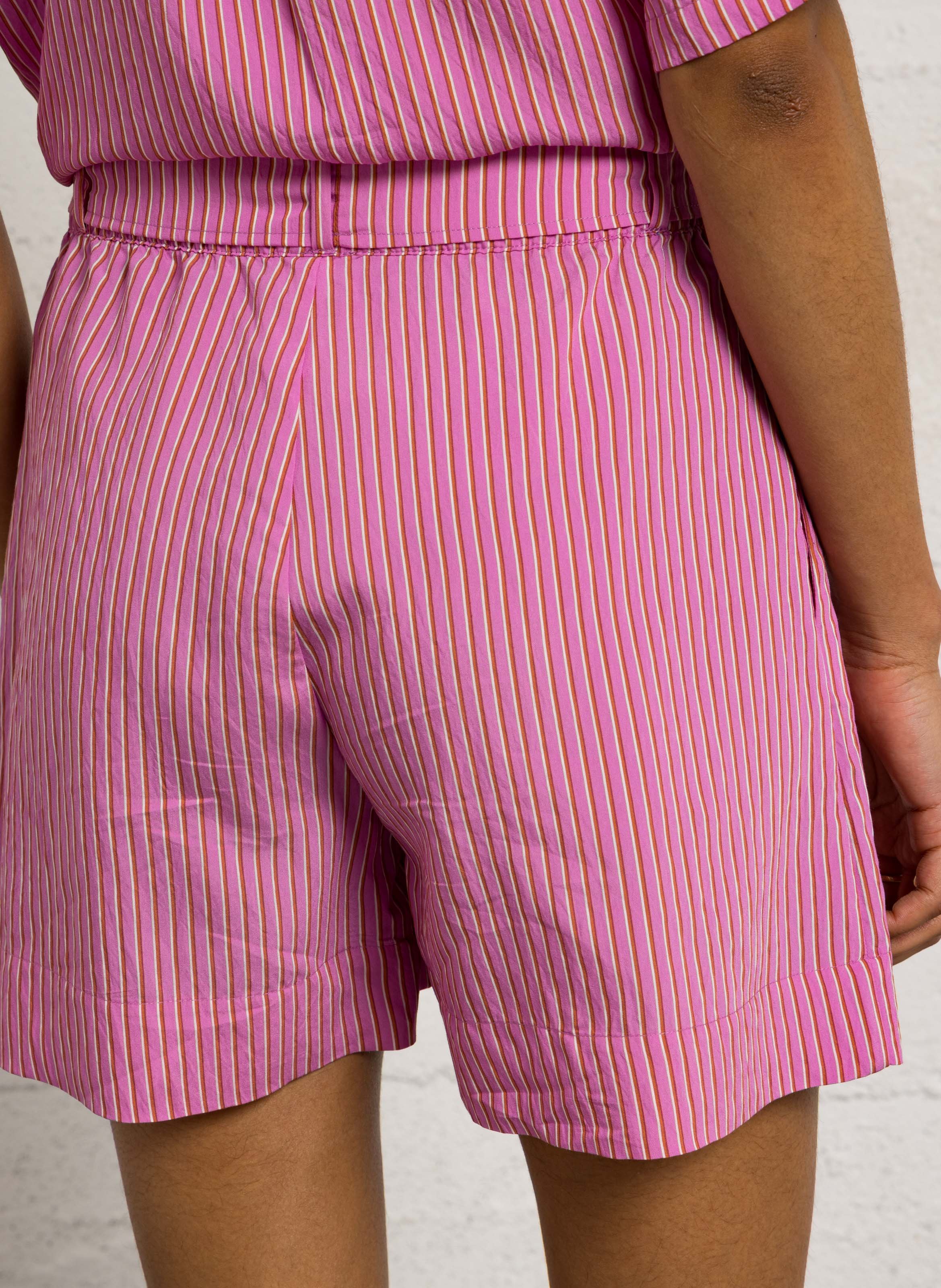 Straight-fit gestreepte short met ceintuur LA NOUVELLE Roze
