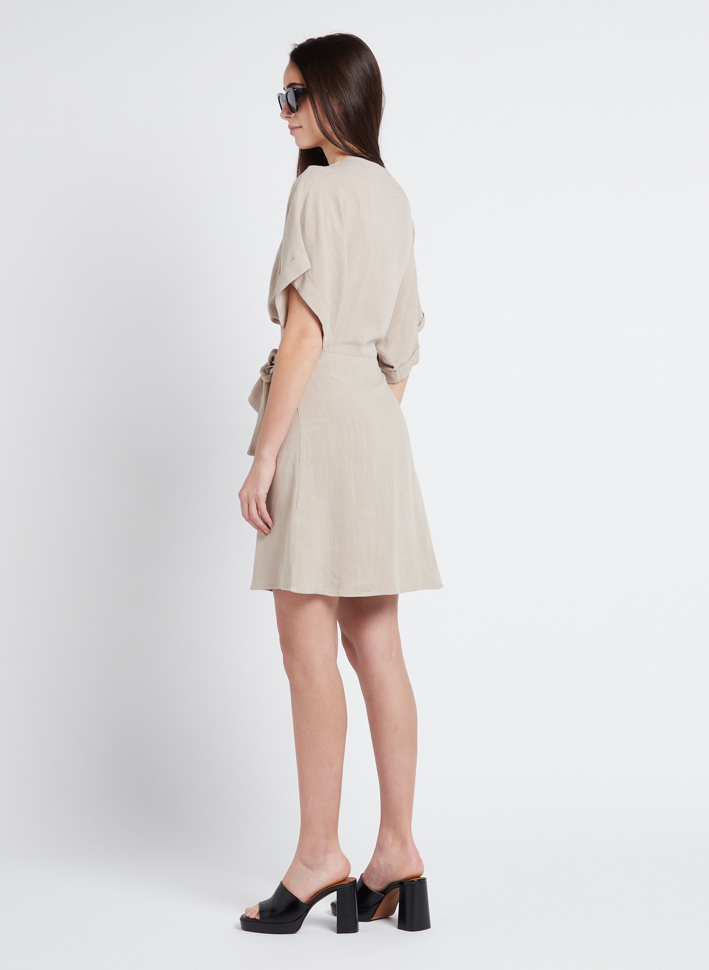 Robe courte cintrée à col V RITA ROW Beige