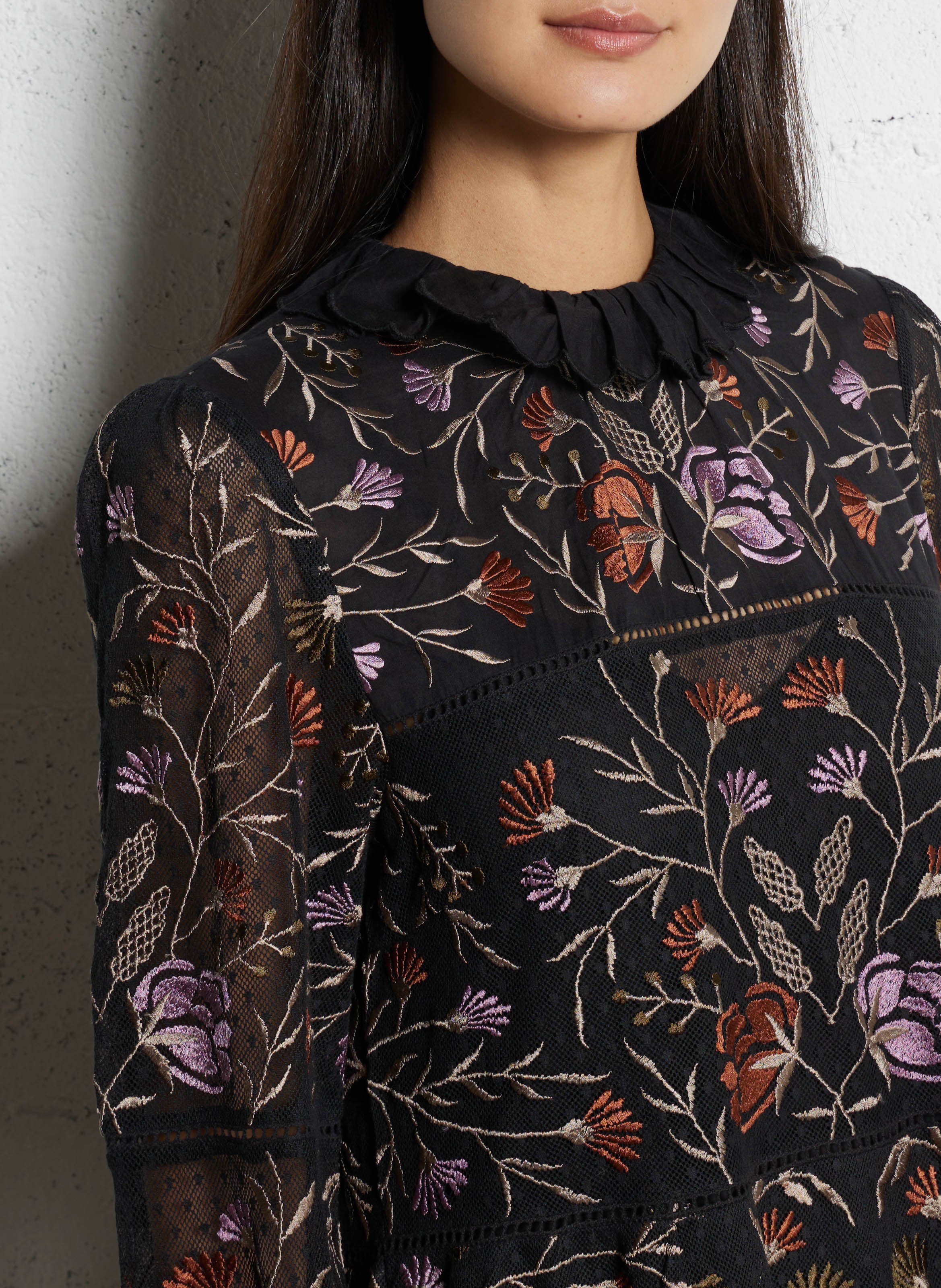 Langes Kleid mit viktorianischem Kragen und bestickter Baumwolle ANTIK BATIK Schwarz