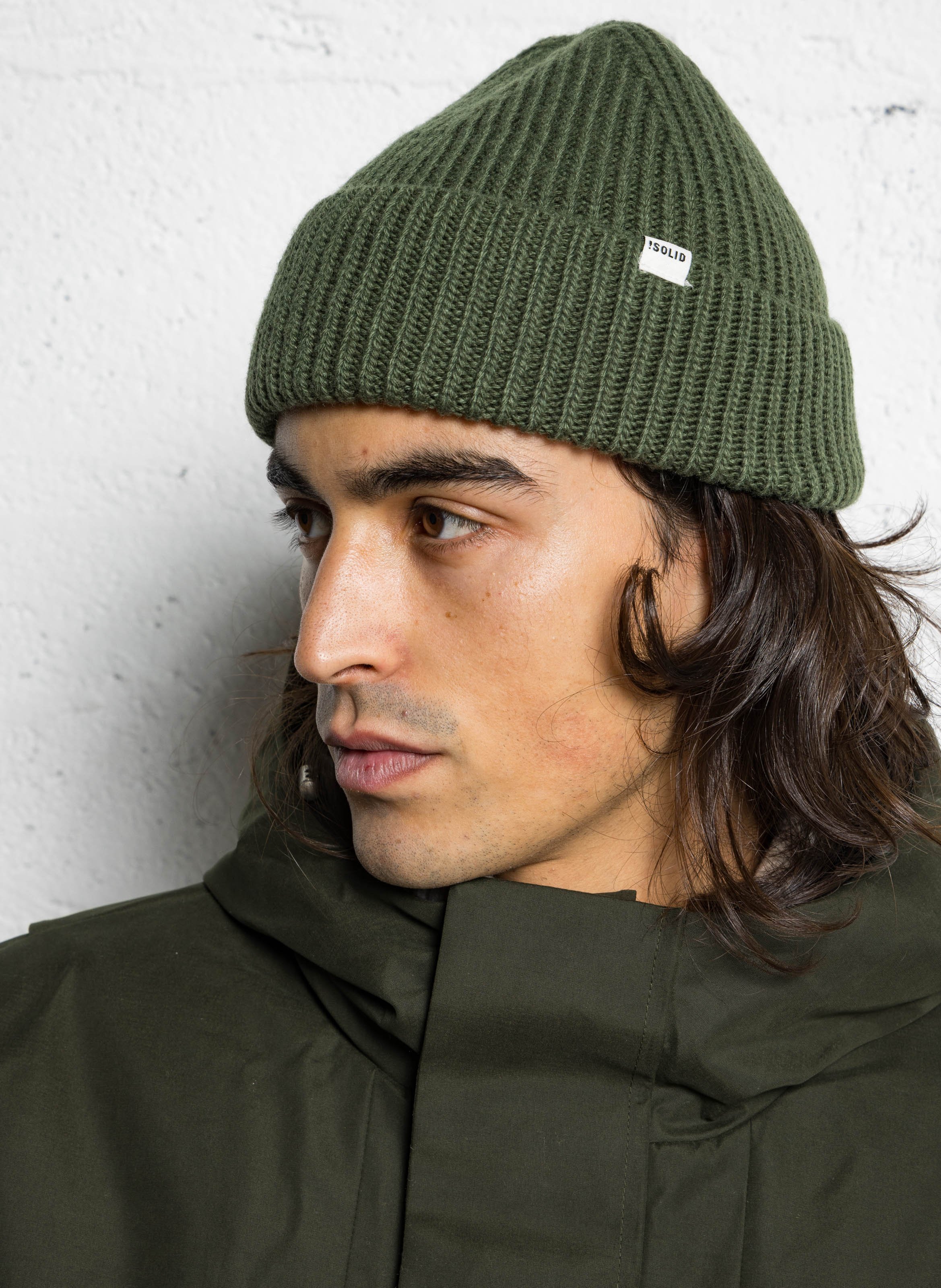 Effen muts met omgeslagen rand in gebreide stof. SOLID