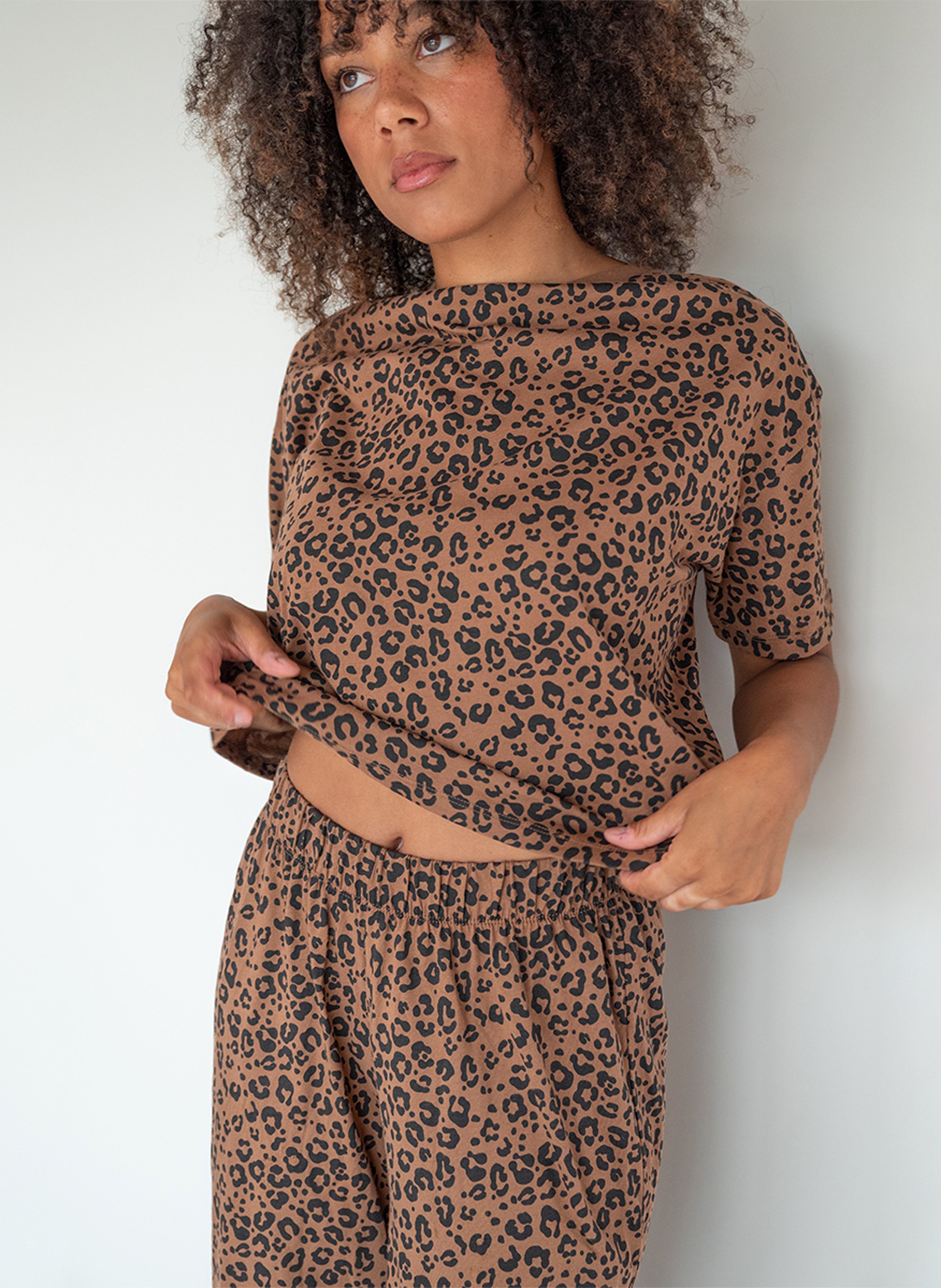 Langer bedruckter Bio-Baumwollpyjama. WE ARE JOLIES Braun