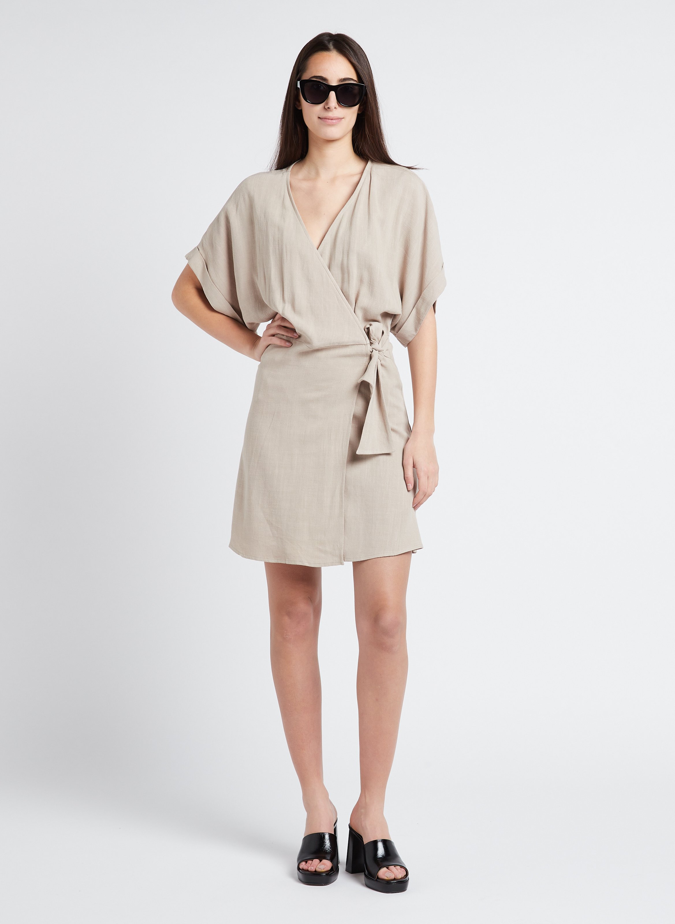 Robe courte cintrée à col V RITA ROW Beige