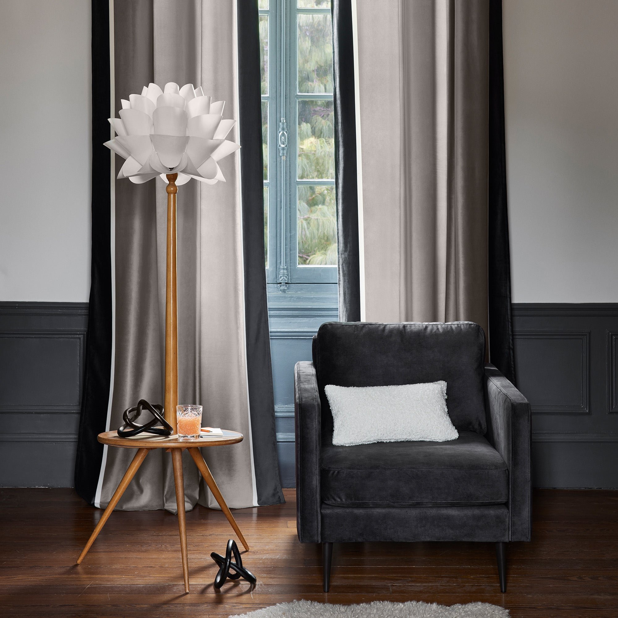 Curtain with black eyelets MADURA