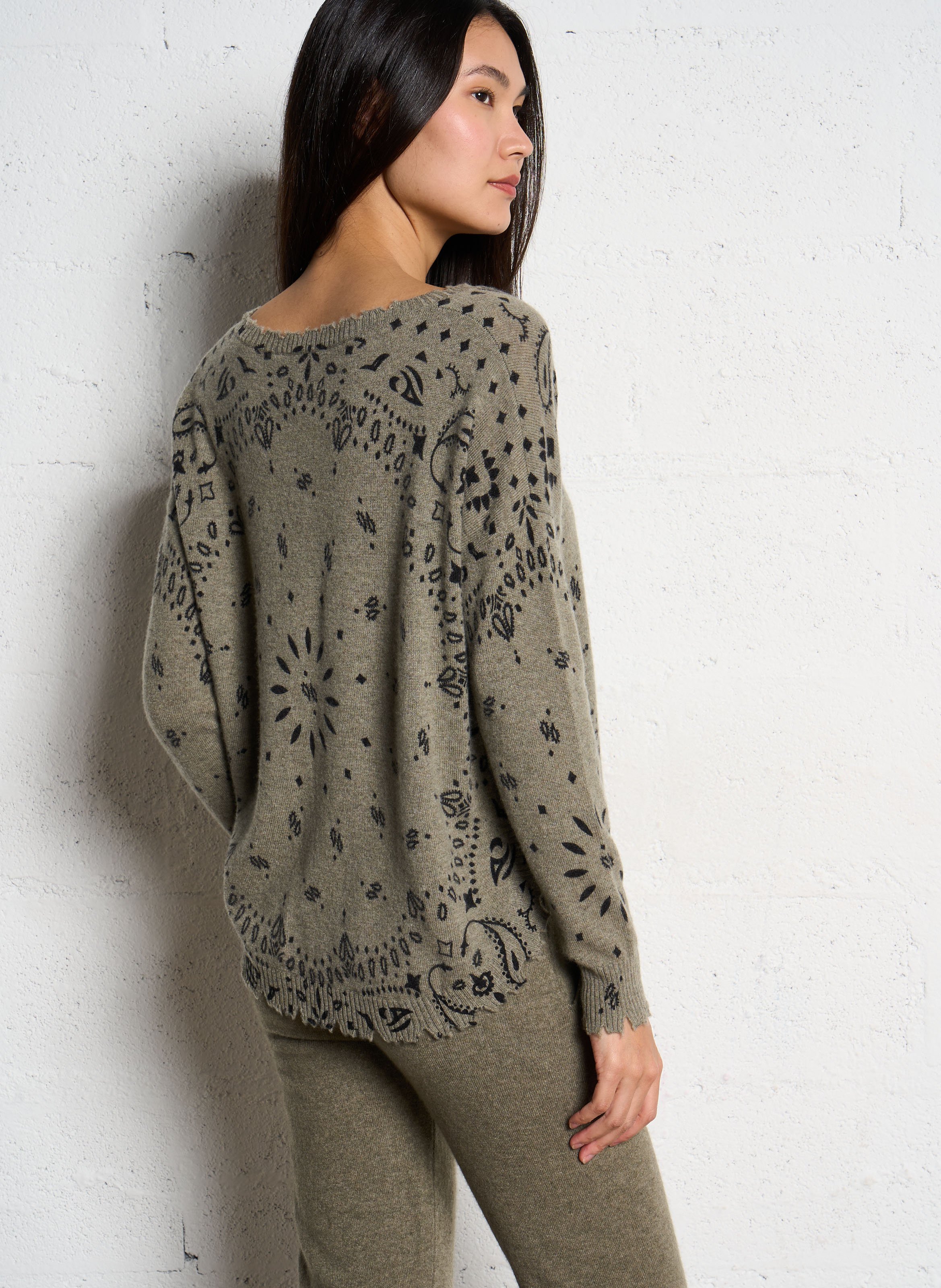 Pull droit col bateau motif bandana en cachemire KUJTEN Kaki