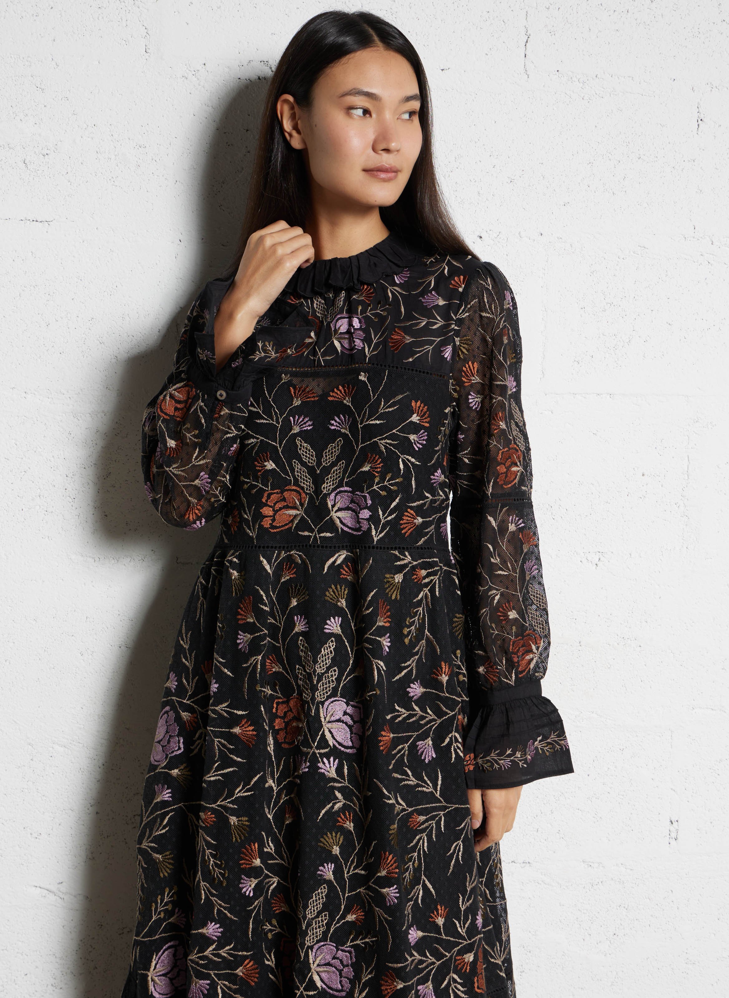 Langes Kleid mit viktorianischem Kragen und bestickter Baumwolle ANTIK BATIK Schwarz