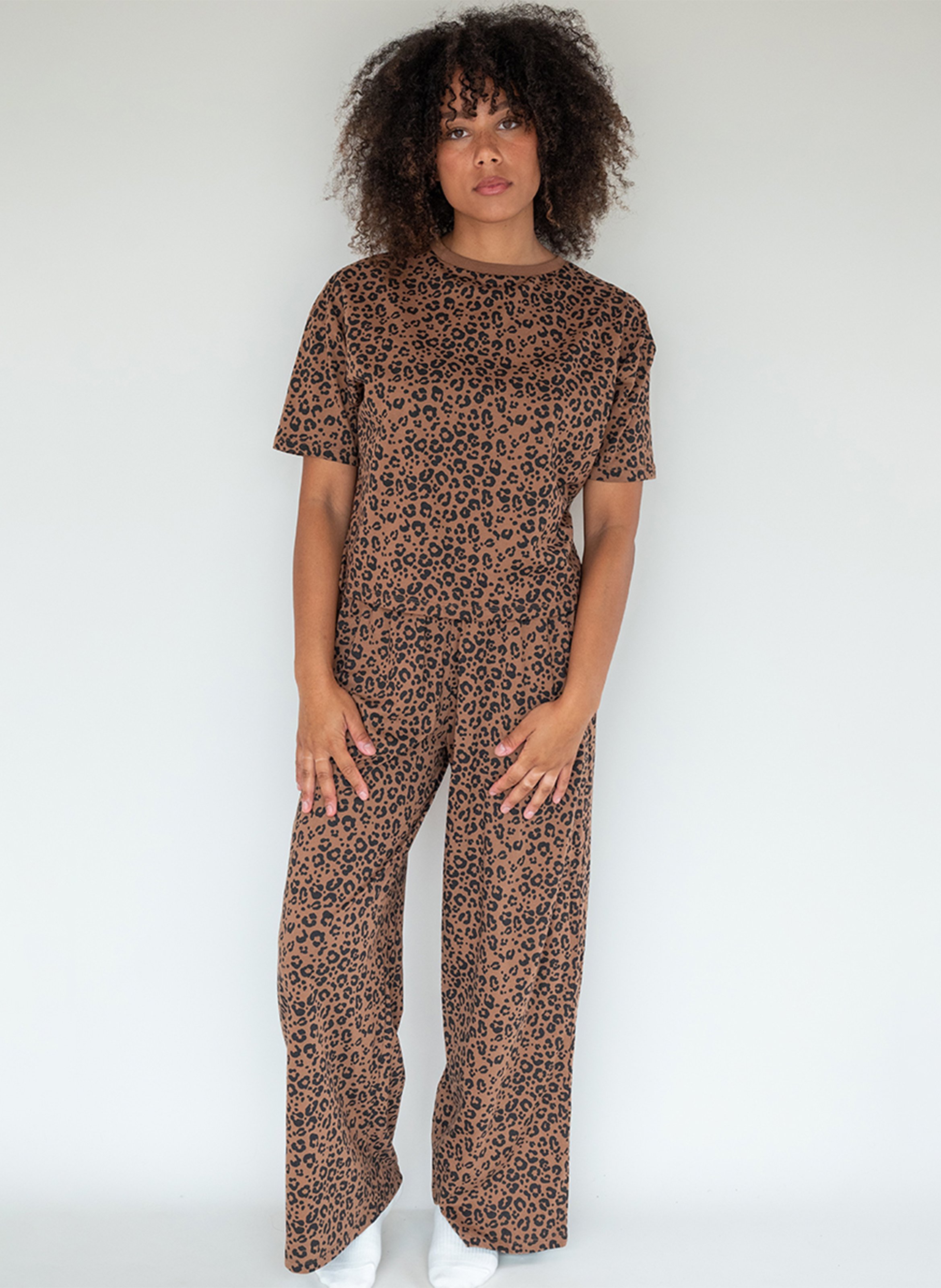 Langer bedruckter Bio-Baumwollpyjama. WE ARE JOLIES Braun