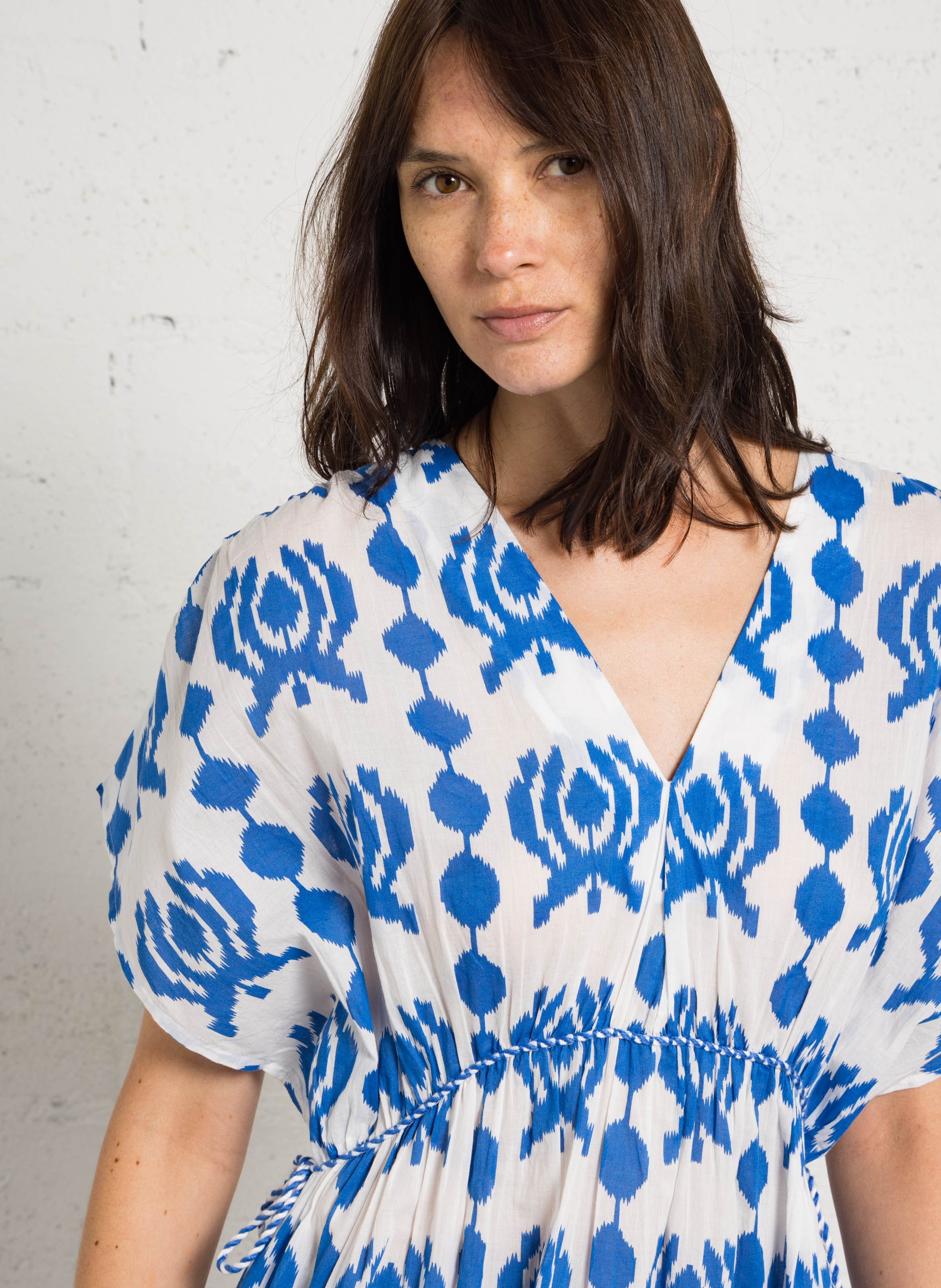 Loose long dress with V-neck and print MAISON 123 Blue