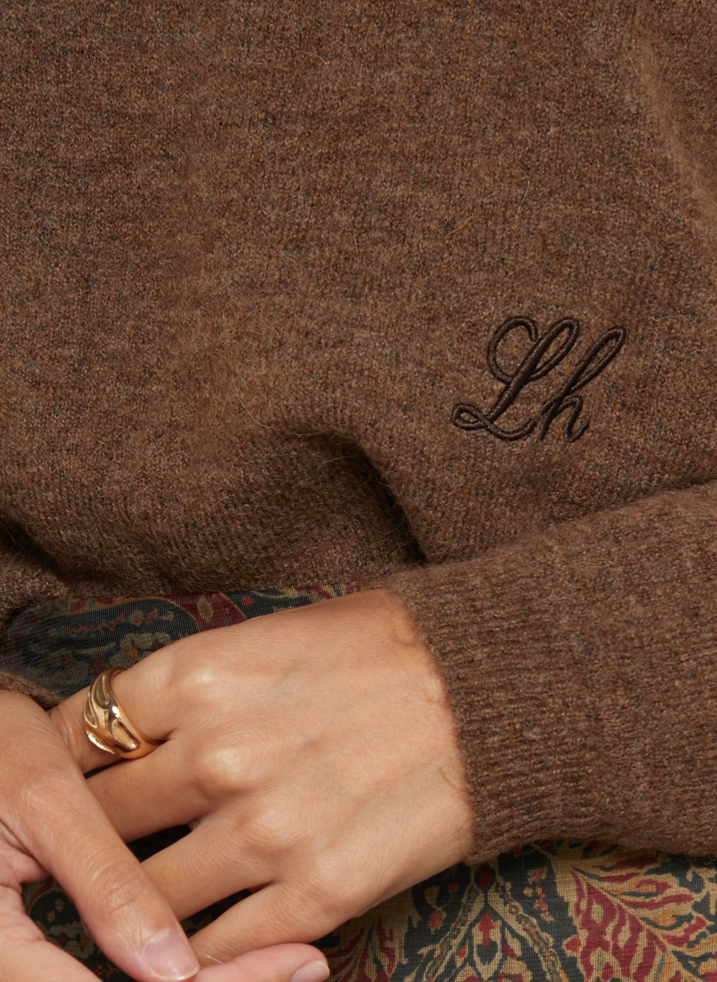 Kurzer Pullover mit V-Ausschnitt und gesticktem Logo. LEON & HARPER Braun