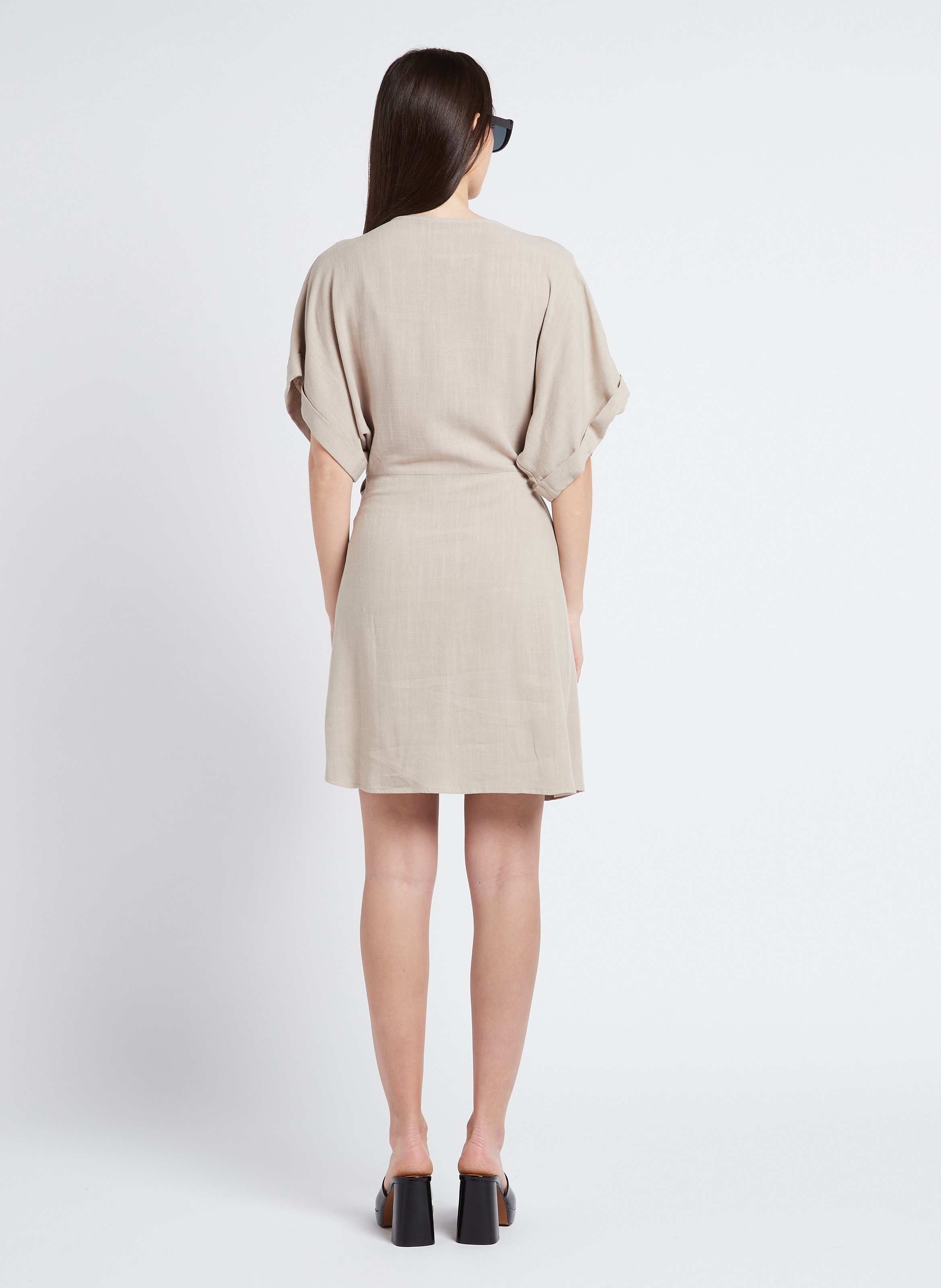 Robe courte cintrée à col V RITA ROW Beige