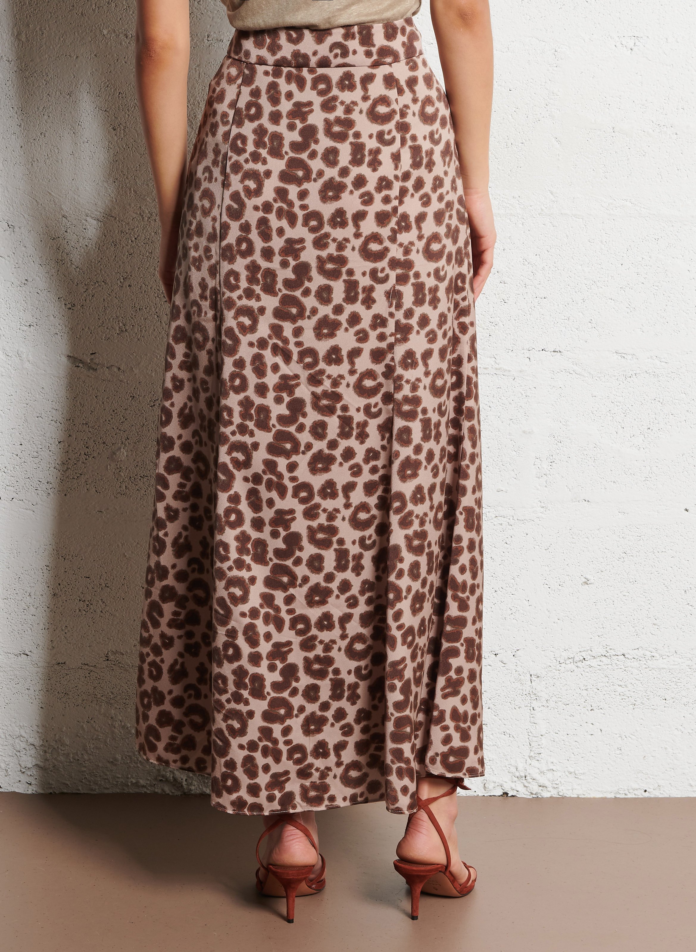 Jupe longue évasée léopard en satin BA&SH Beige