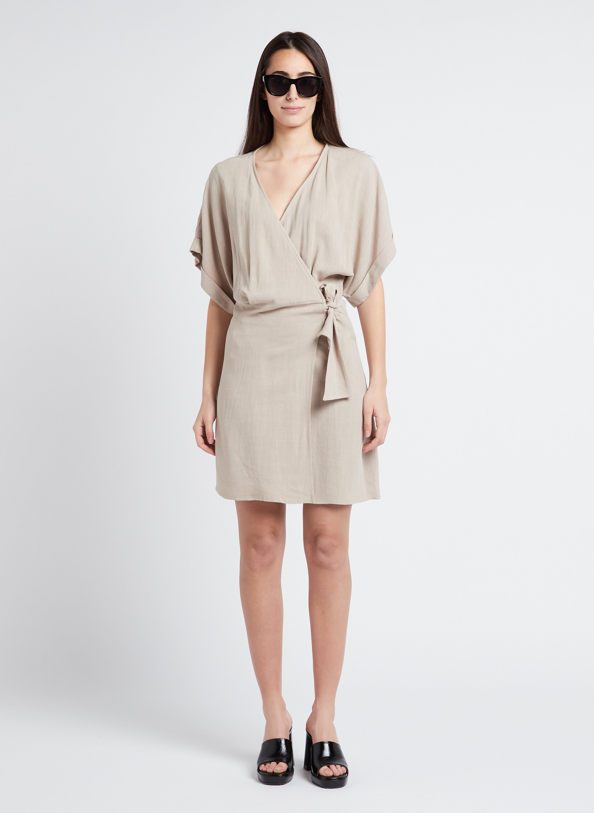 Korte, getailleerde jurk met V-hals RITA ROW