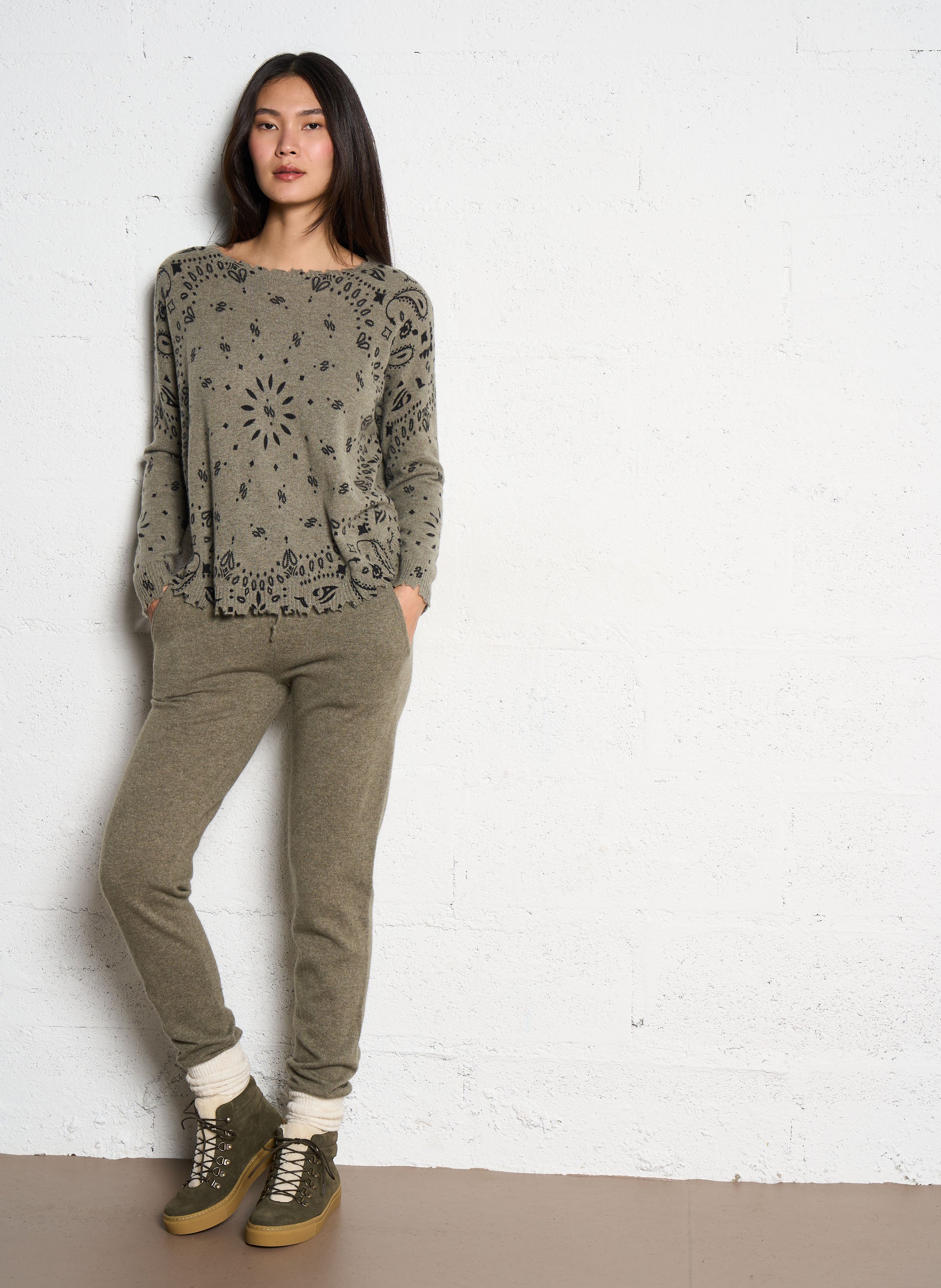 Pull droit col bateau motif bandana en cachemire KUJTEN Kaki