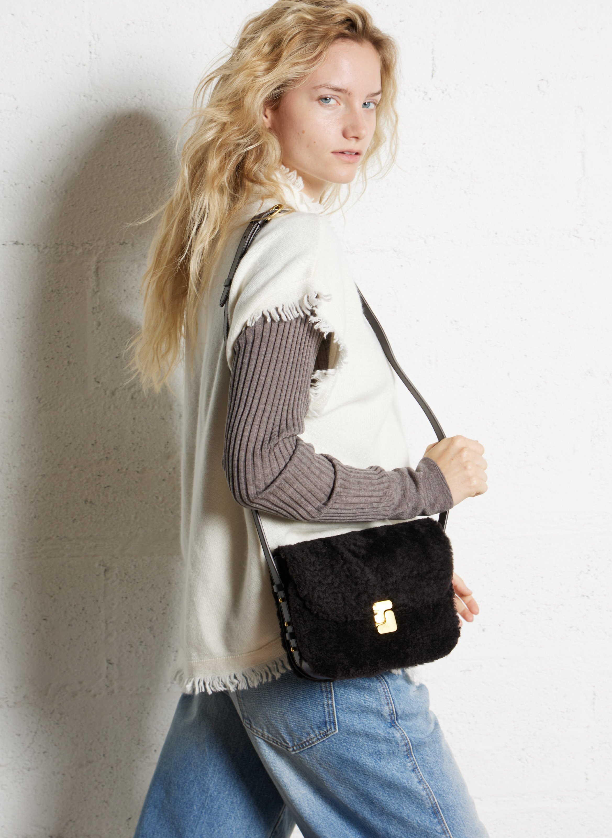 Zweifarbige Tasche aus Lackleder und Shearling SOEUR Braun