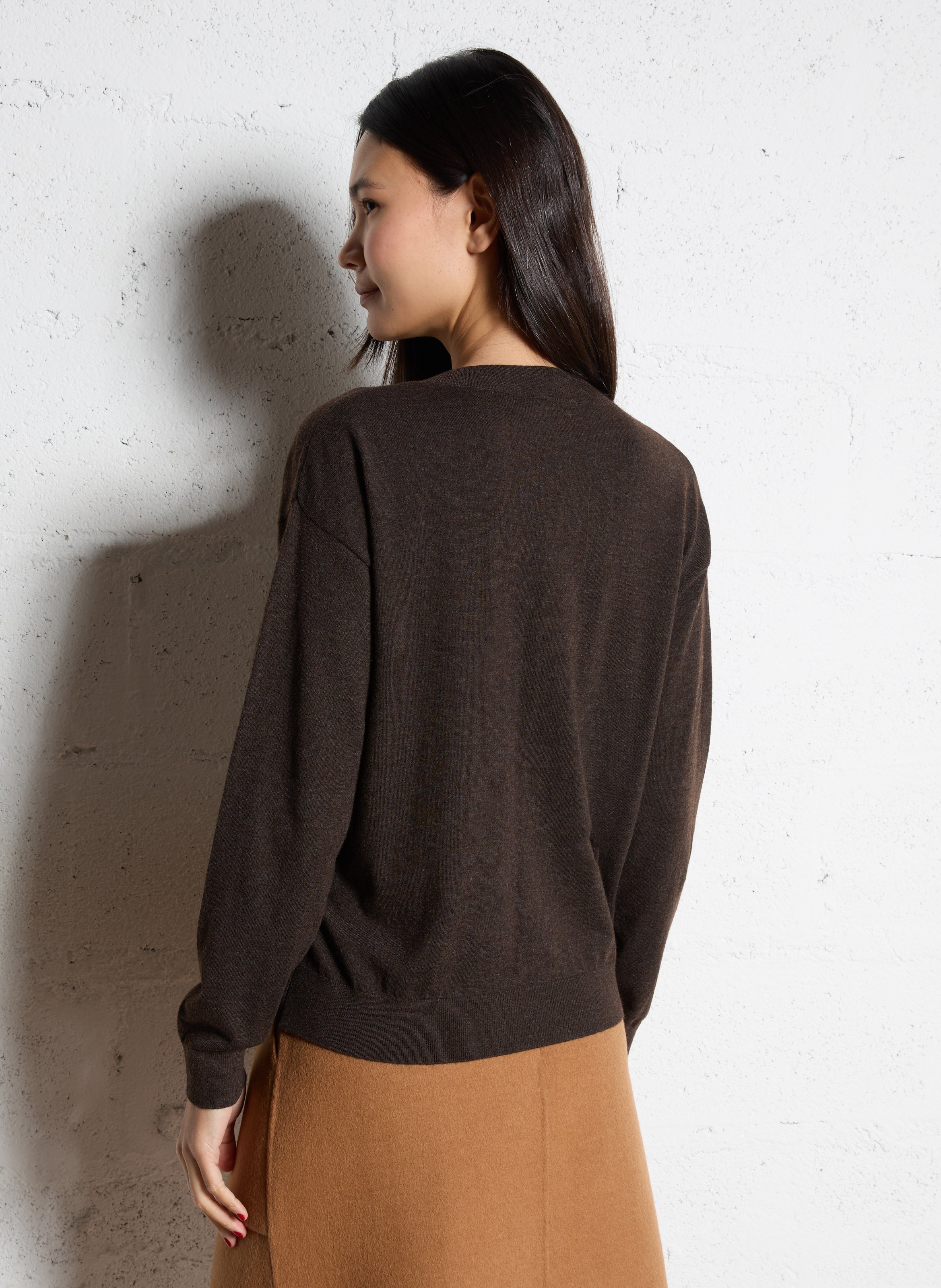 Gerade geschnittener Strick-Mix-Pullover mit V-Ausschnitt MAISON 123 Braun