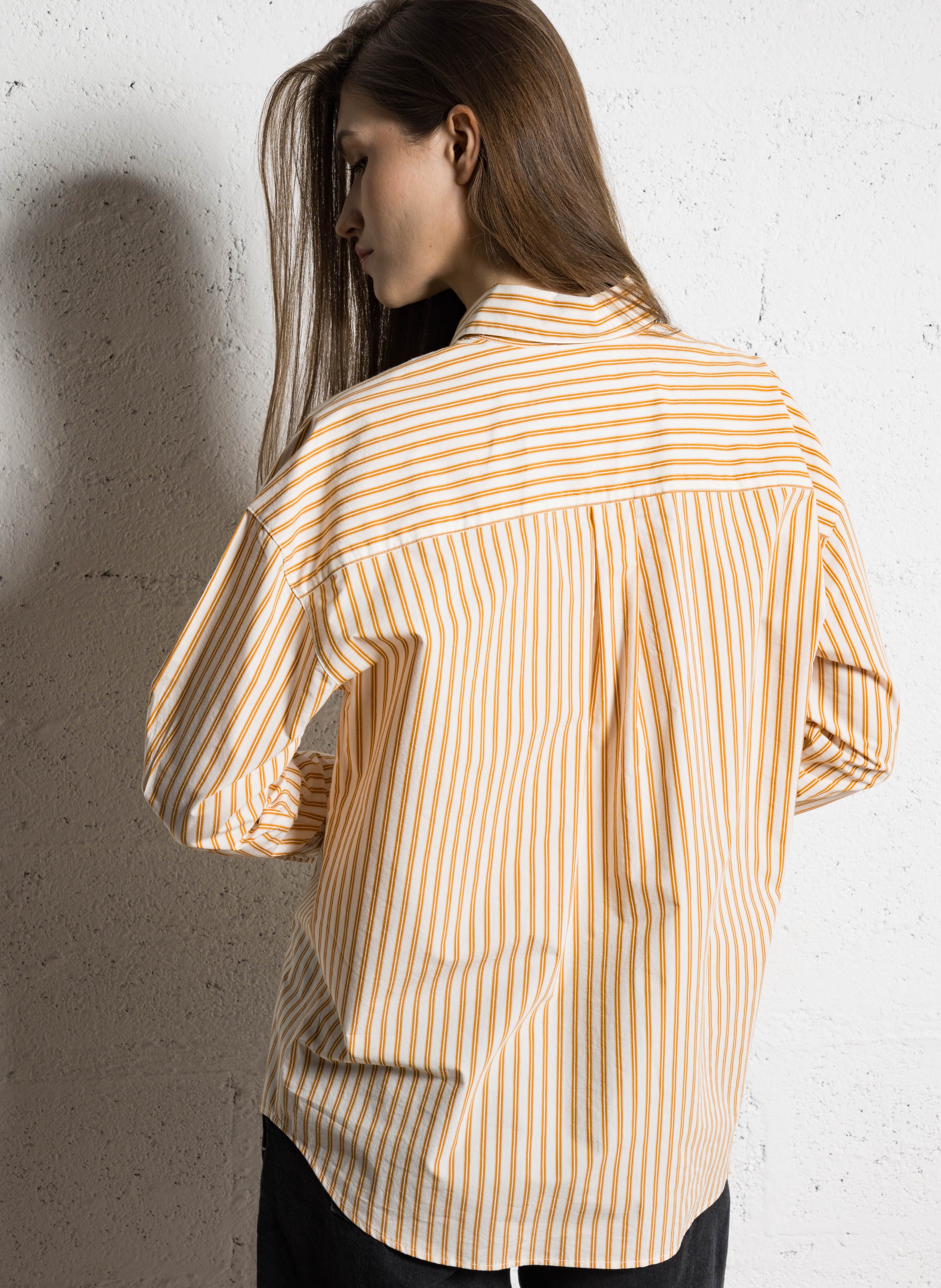 Ruimvallende, gestreepte, katoenen blouse met klassieke kraag BELLEPIECE Bruin