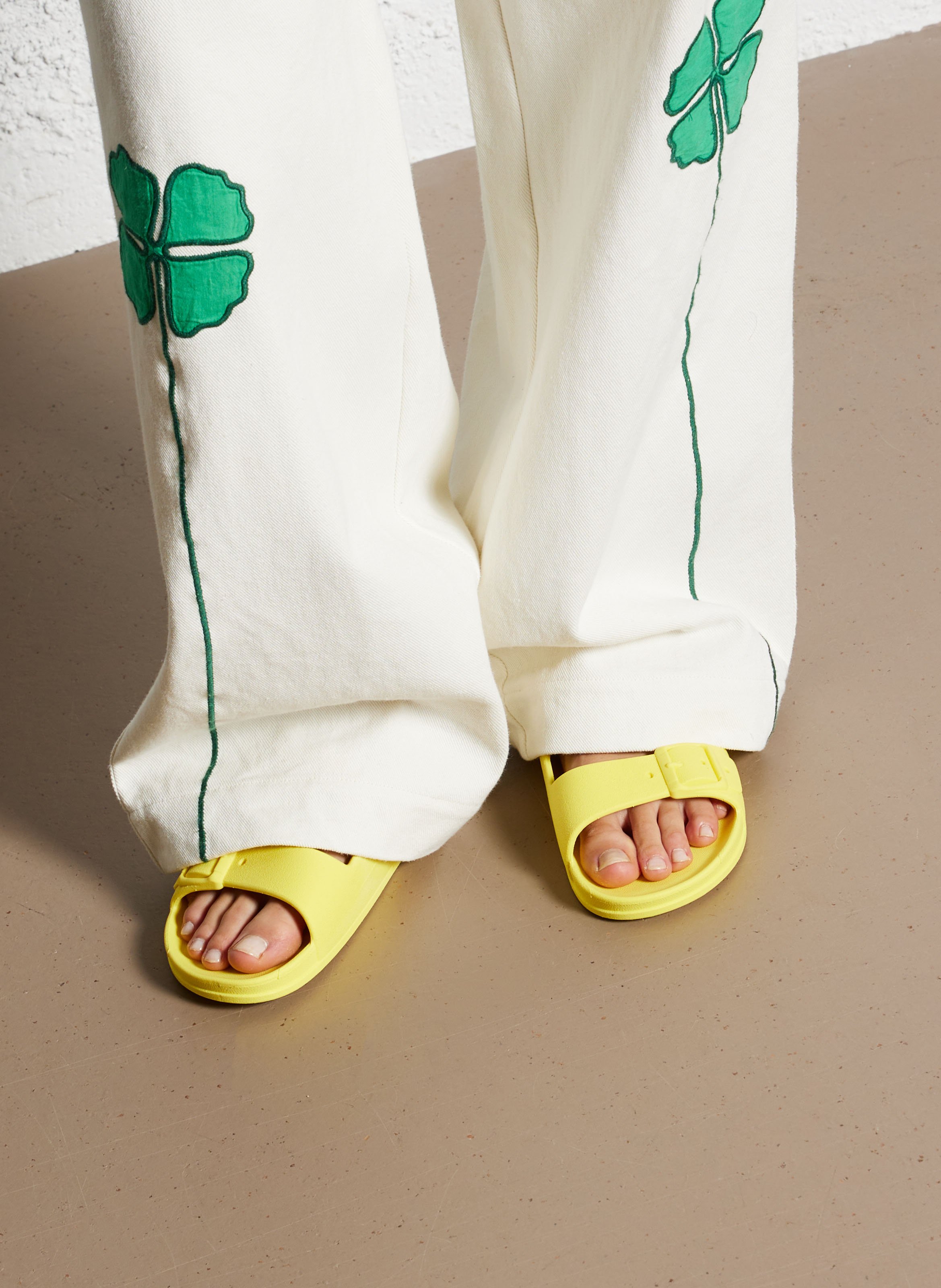 Sandales plates à boucles CACATOES DO BRASIL Jaune