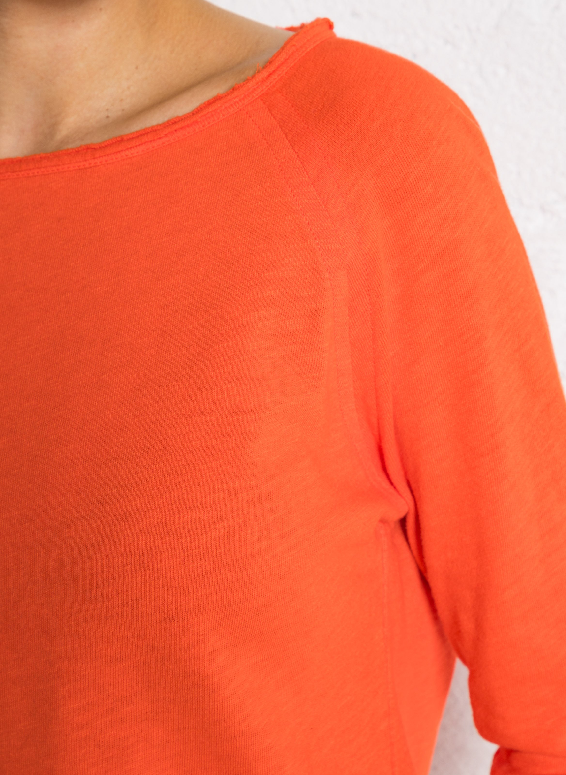 Baumwoll-T-Shirt mit U-Boot-Ausschnitt Rot